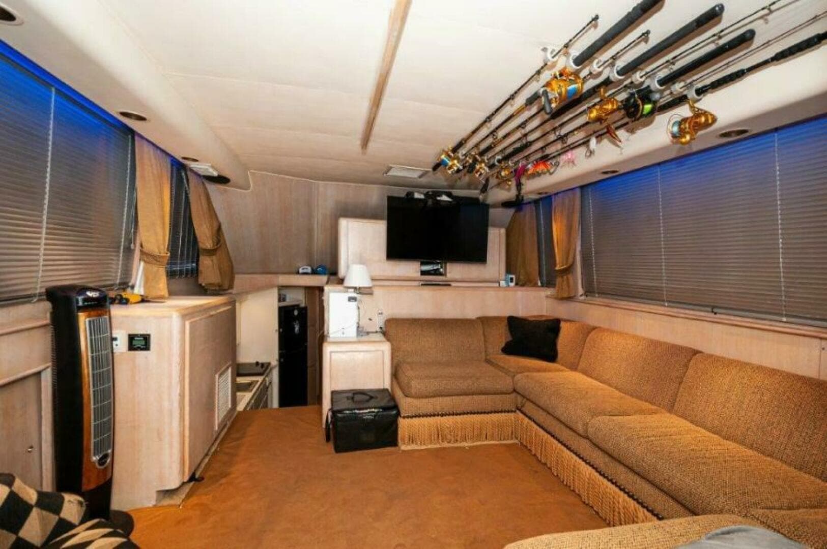 1991 Hatteras 45 Convertible — photo 4