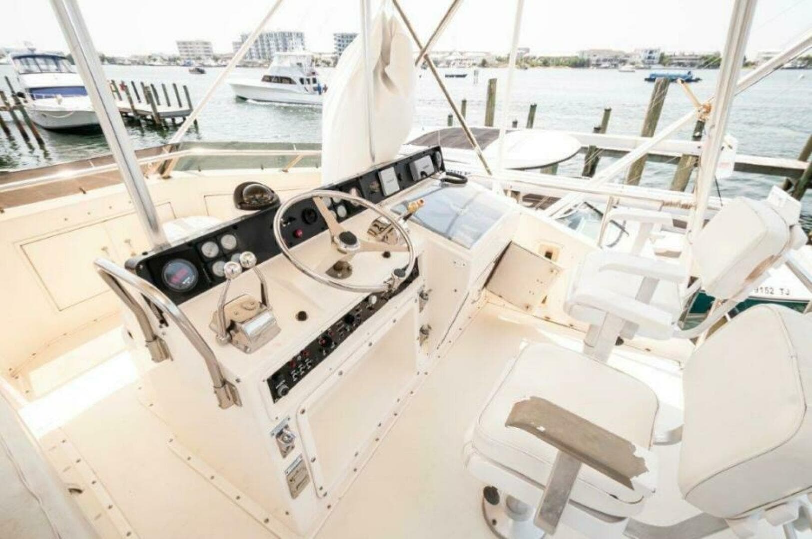 1991 Hatteras 45 Convertible — photo 13
