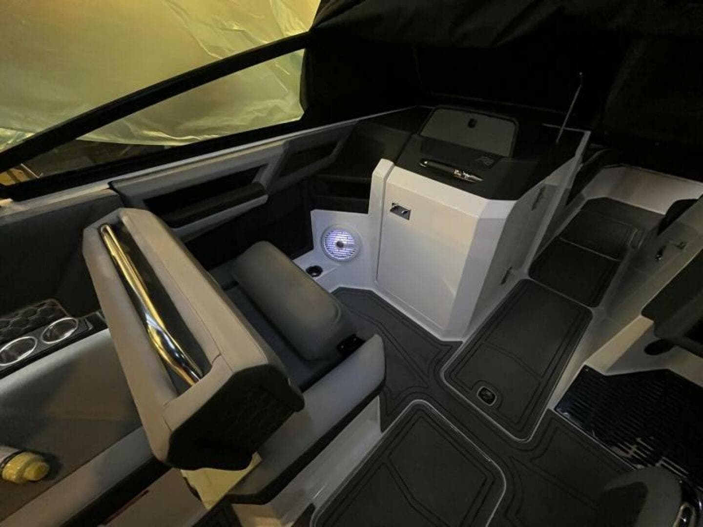 2021 Cobalt R8 Surf — photo 20