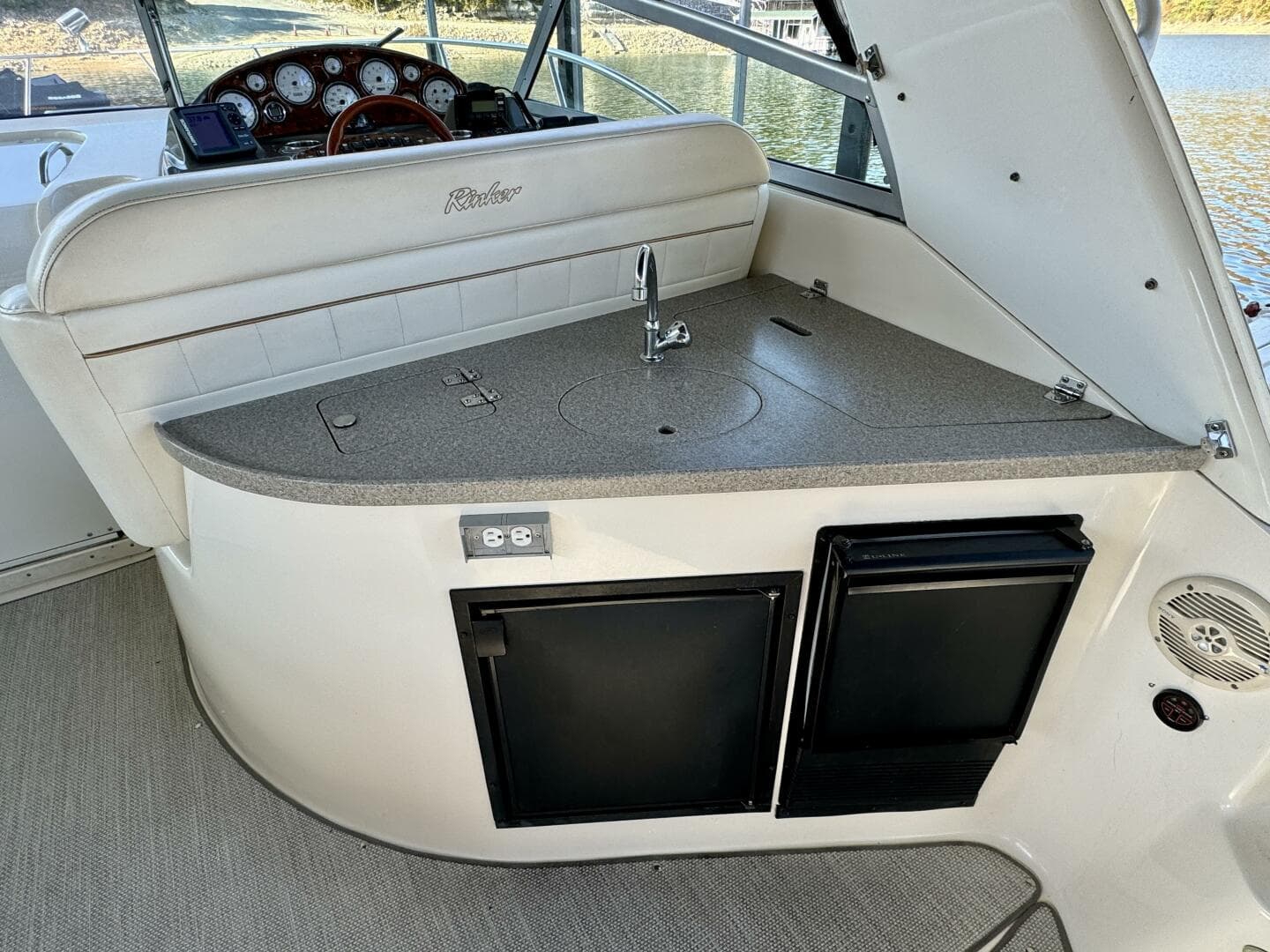 2004 Rinker 342 Fiesta Vee — photo 16