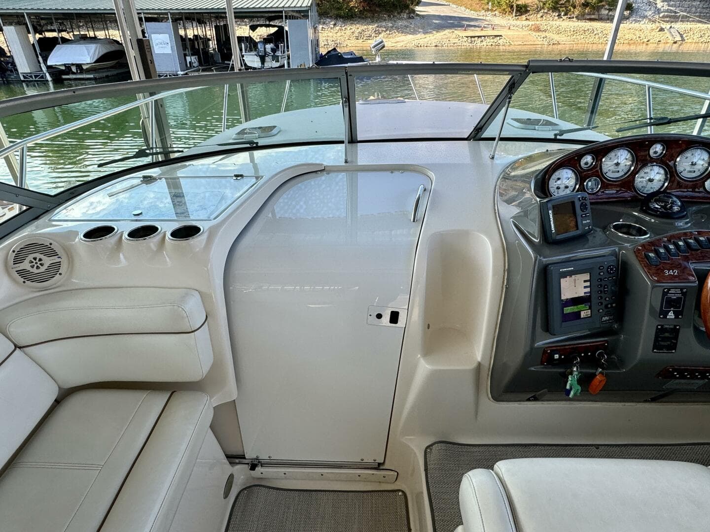 2004 Rinker 342 Fiesta Vee — photo 32