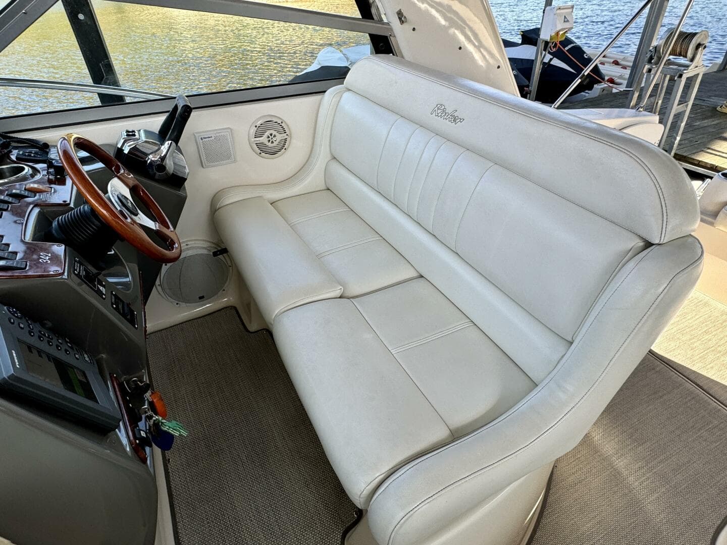2004 Rinker 342 Fiesta Vee — photo 23