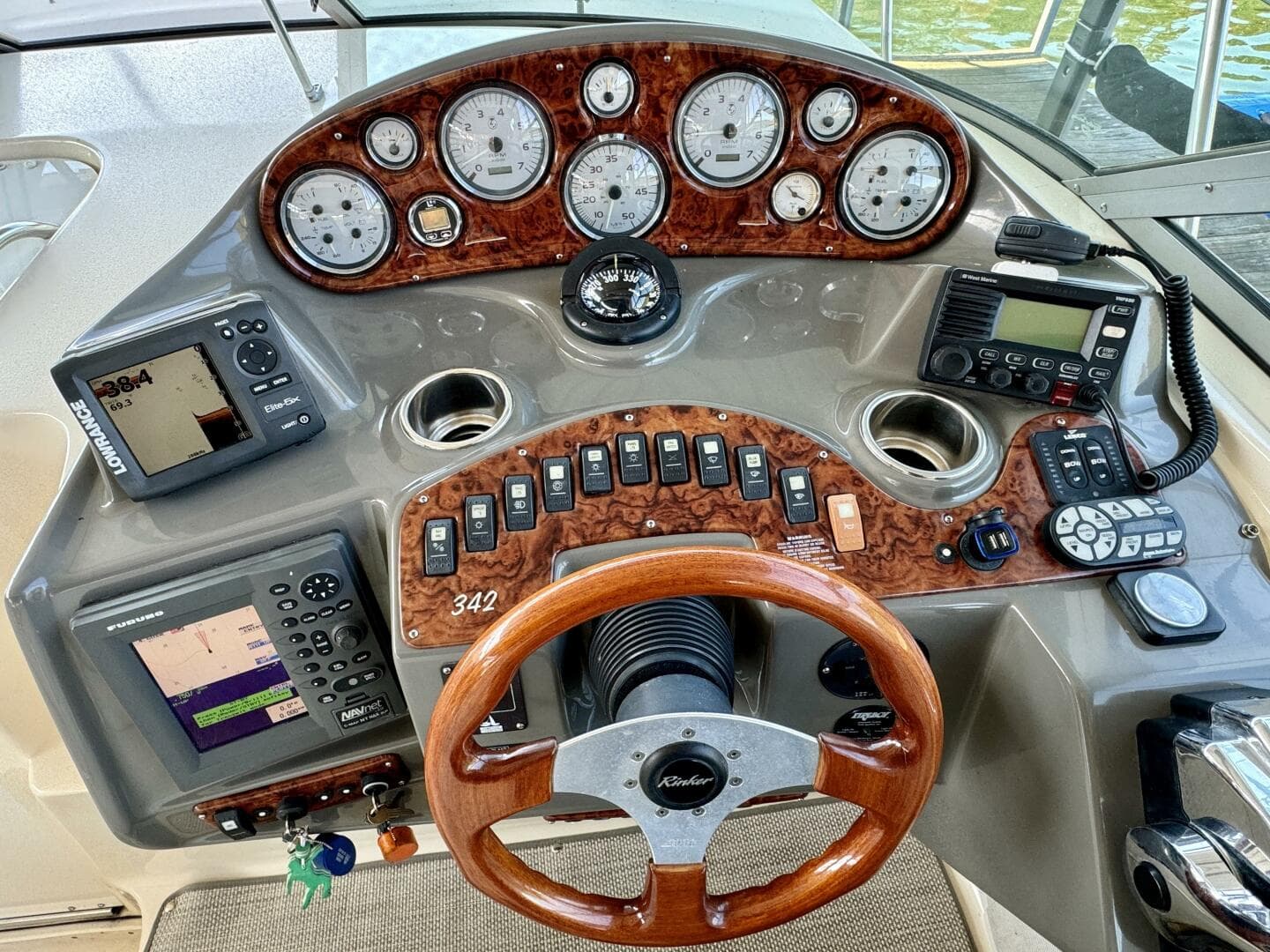 2004 Rinker 342 Fiesta Vee — photo 25