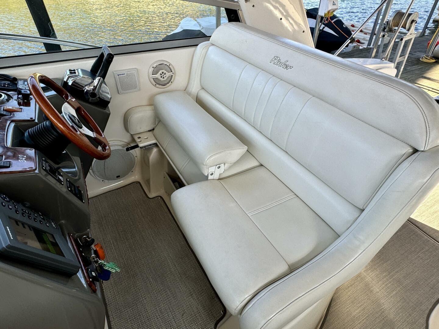 2004 Rinker 342 Fiesta Vee — photo 22