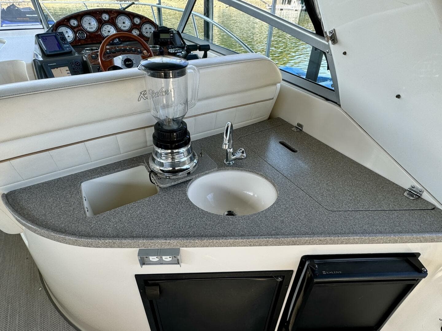 2004 Rinker 342 Fiesta Vee — photo 18