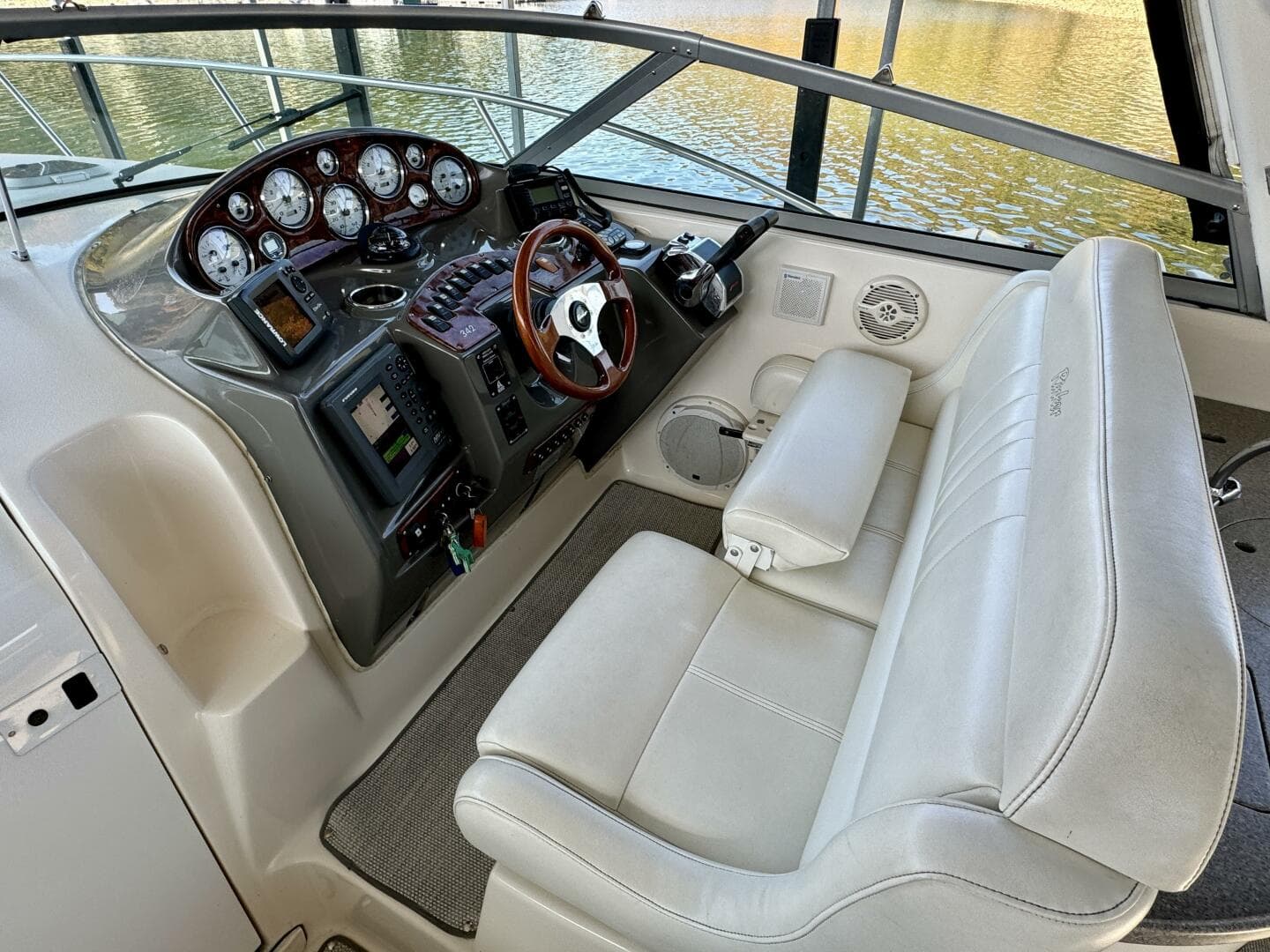 2004 Rinker 342 Fiesta Vee — photo 21
