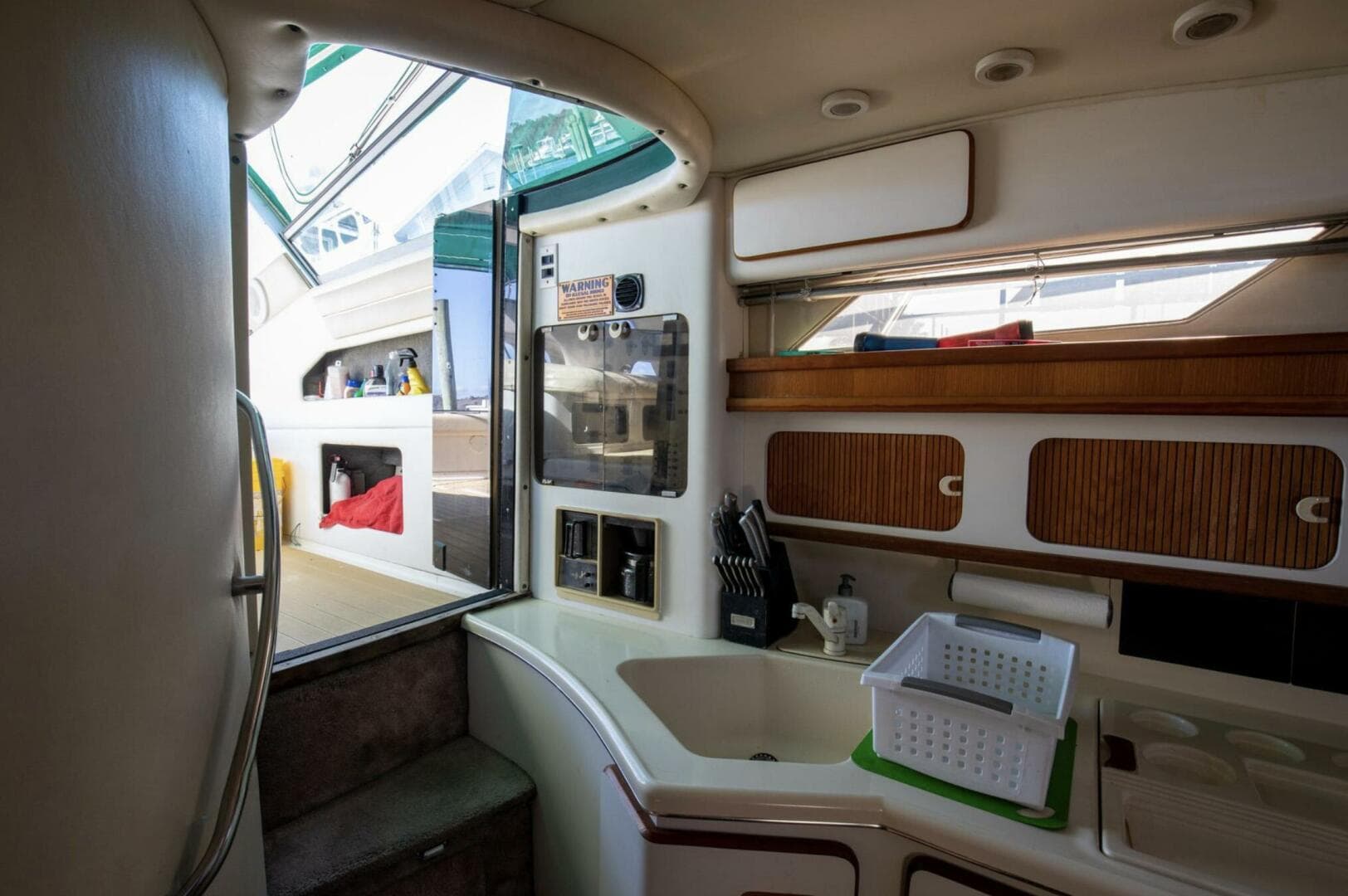 1990 Sea Ray 420 Sundancer — photo 21