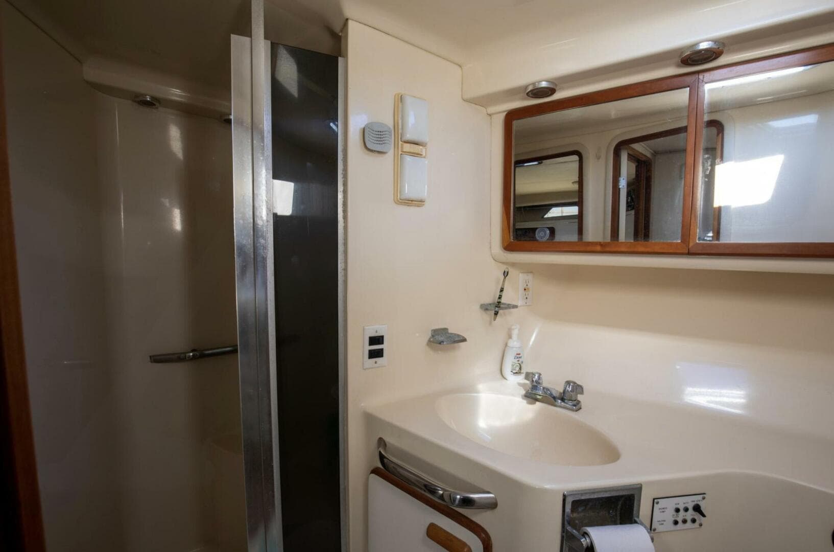 1990 Sea Ray 420 Sundancer — photo 32