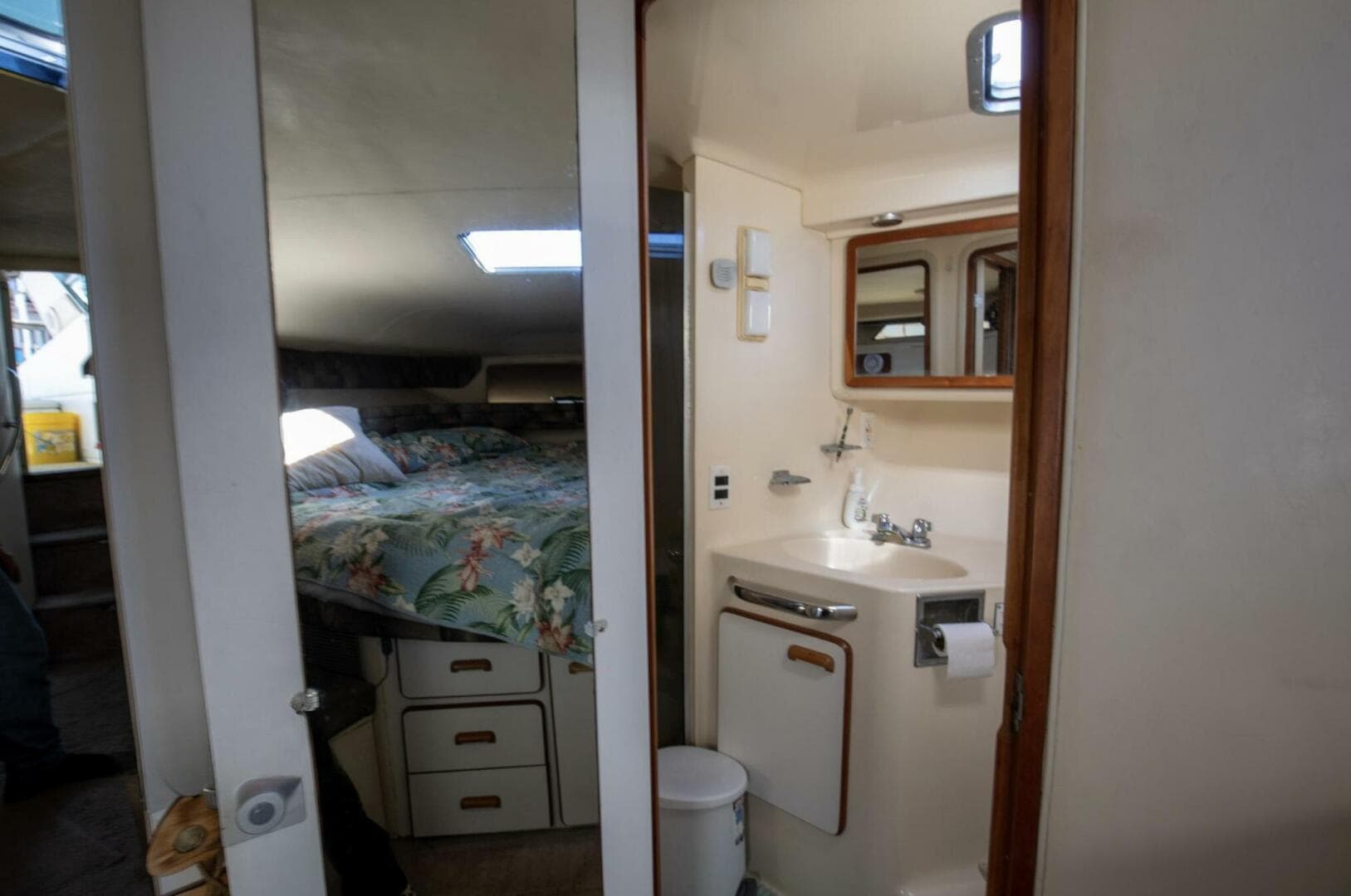 1990 Sea Ray 420 Sundancer — photo 28