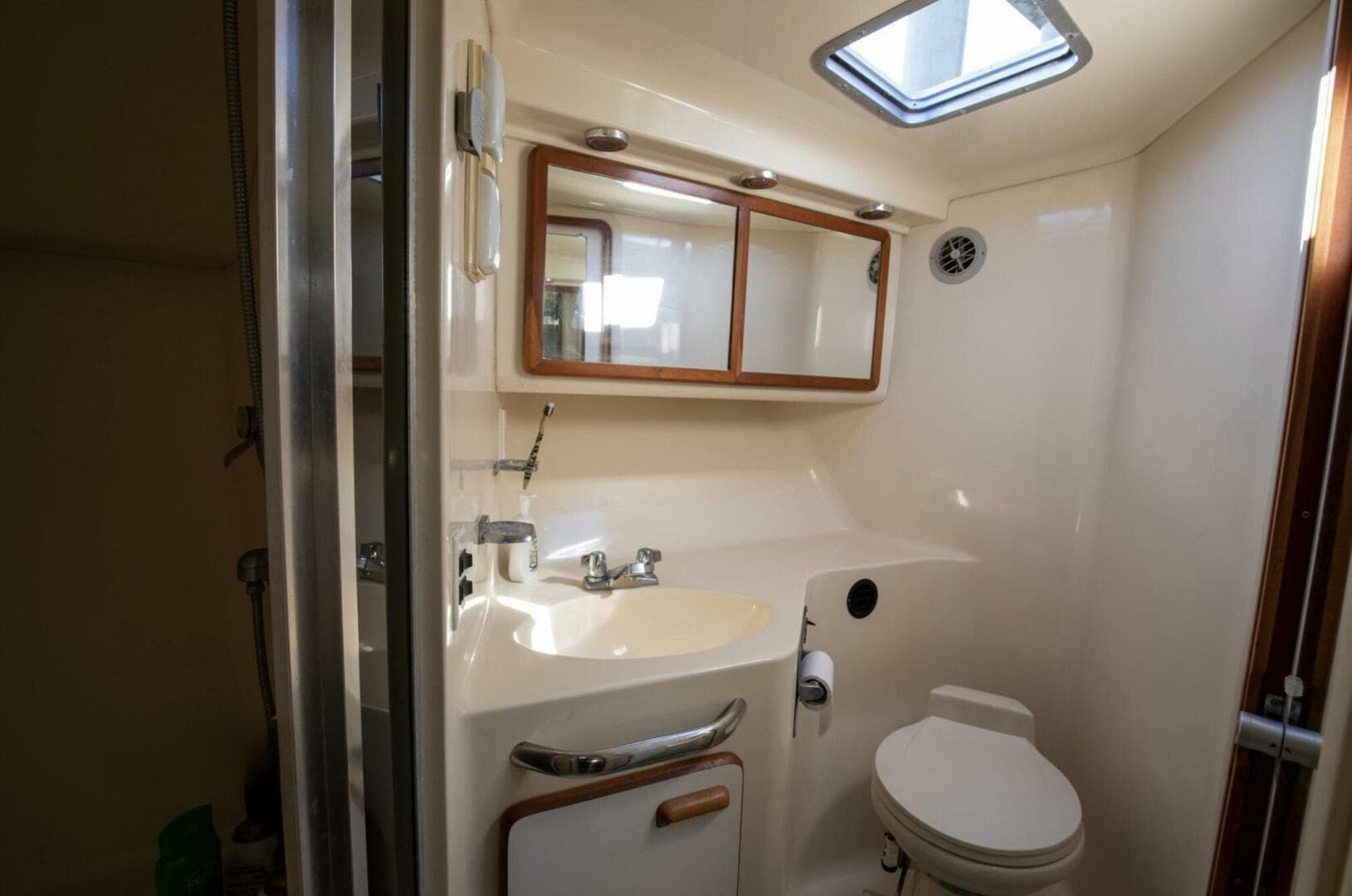 1990 Sea Ray 420 Sundancer — photo 31