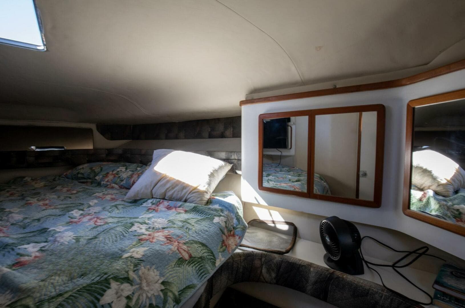 1990 Sea Ray 420 Sundancer — photo 30