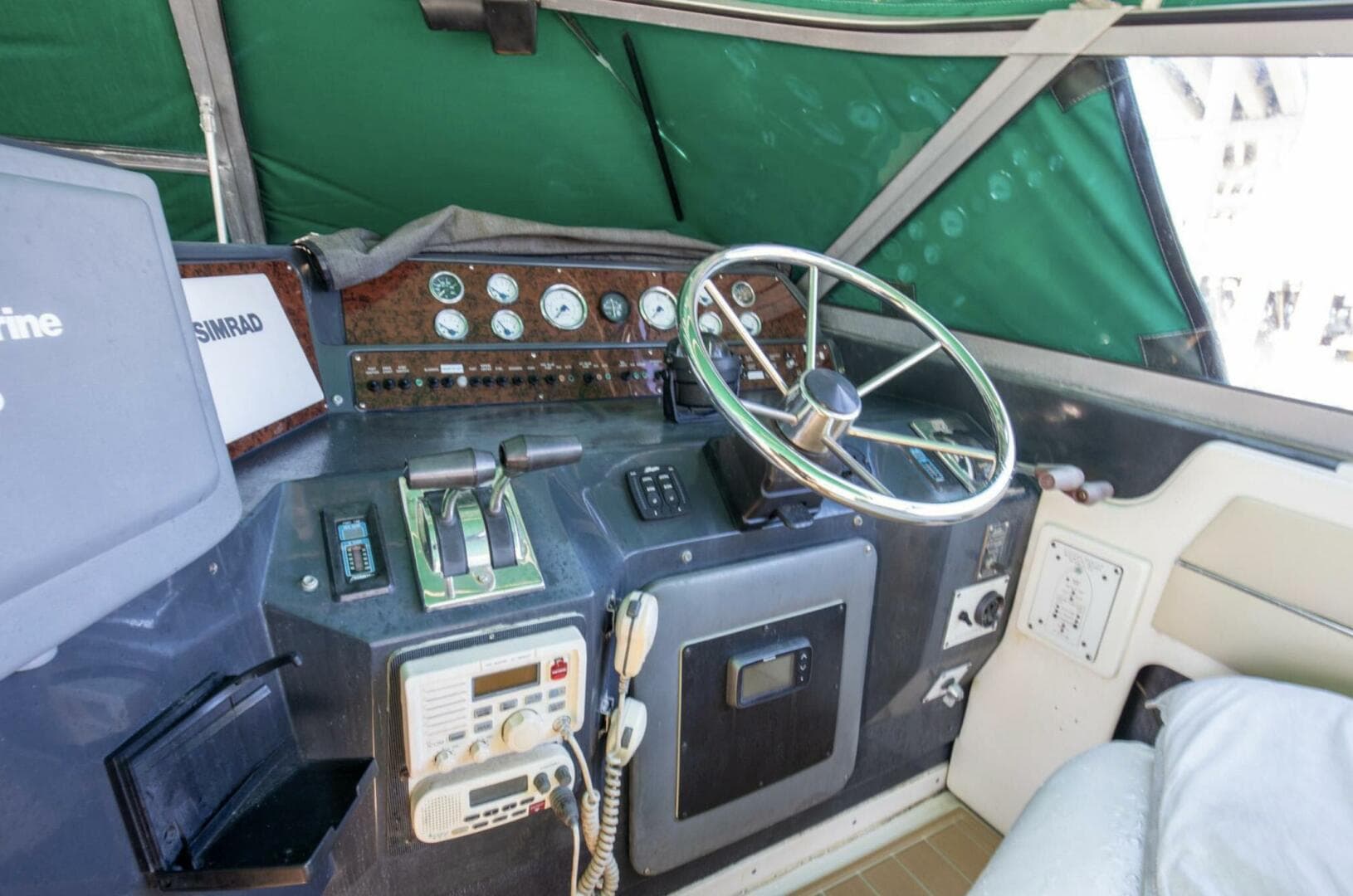 1990 Sea Ray 420 Sundancer — photo 17