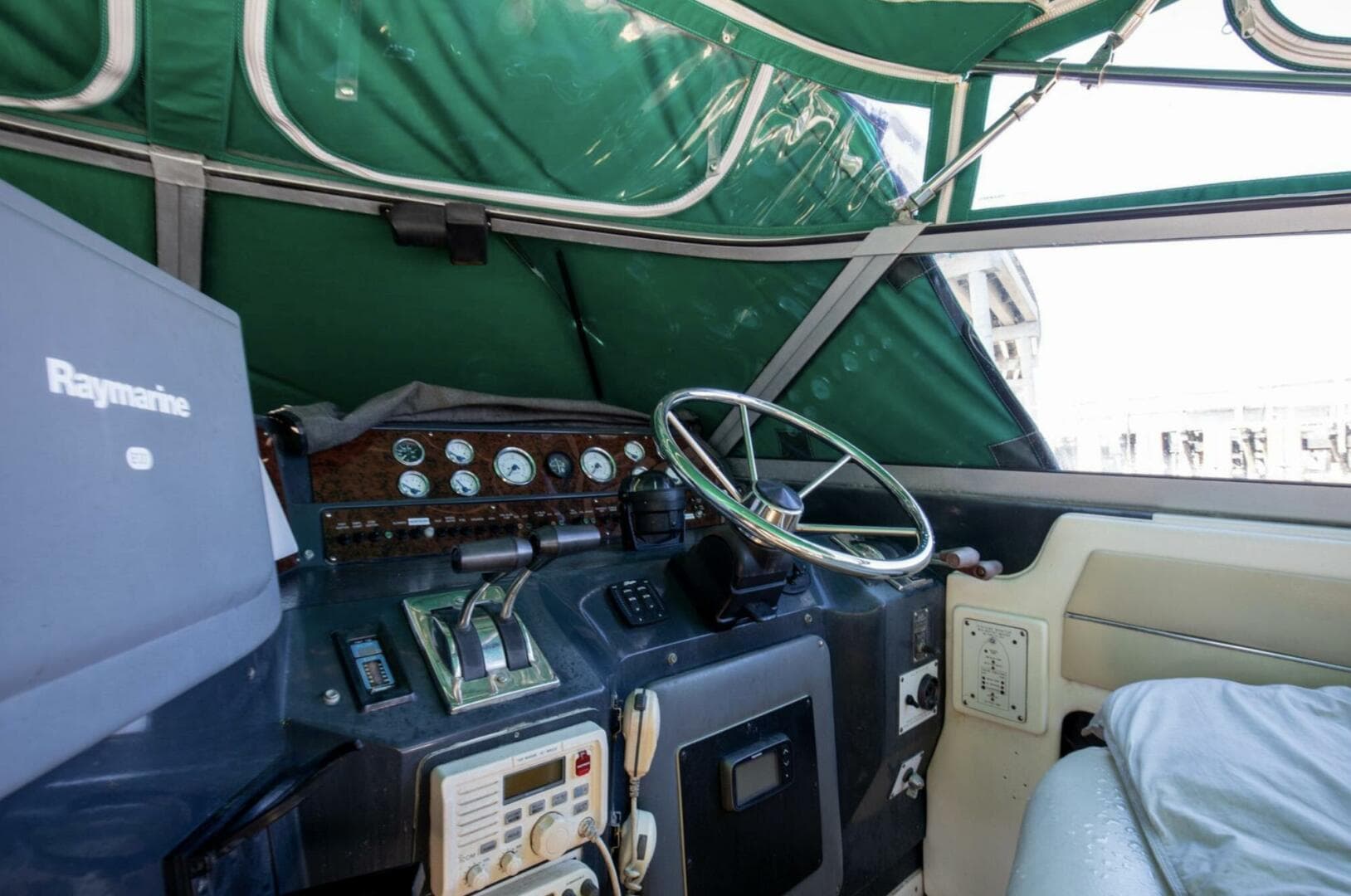 1990 Sea Ray 420 Sundancer — photo 18