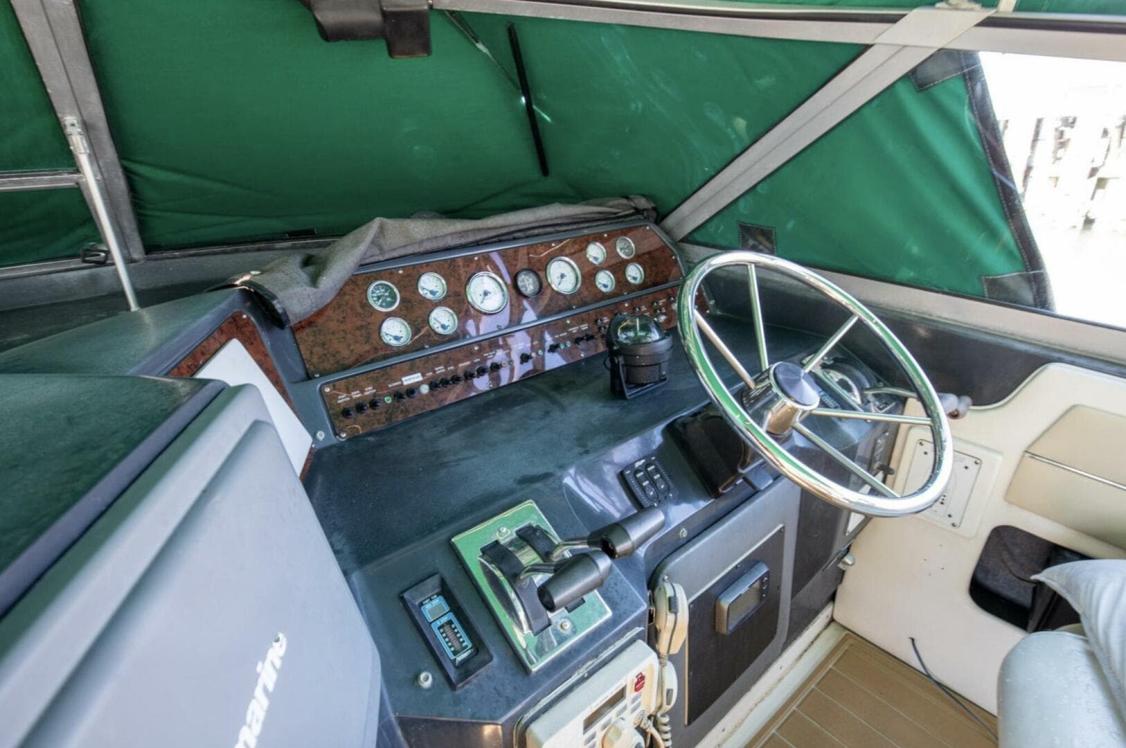 1990 Sea Ray 420 Sundancer — photo 16