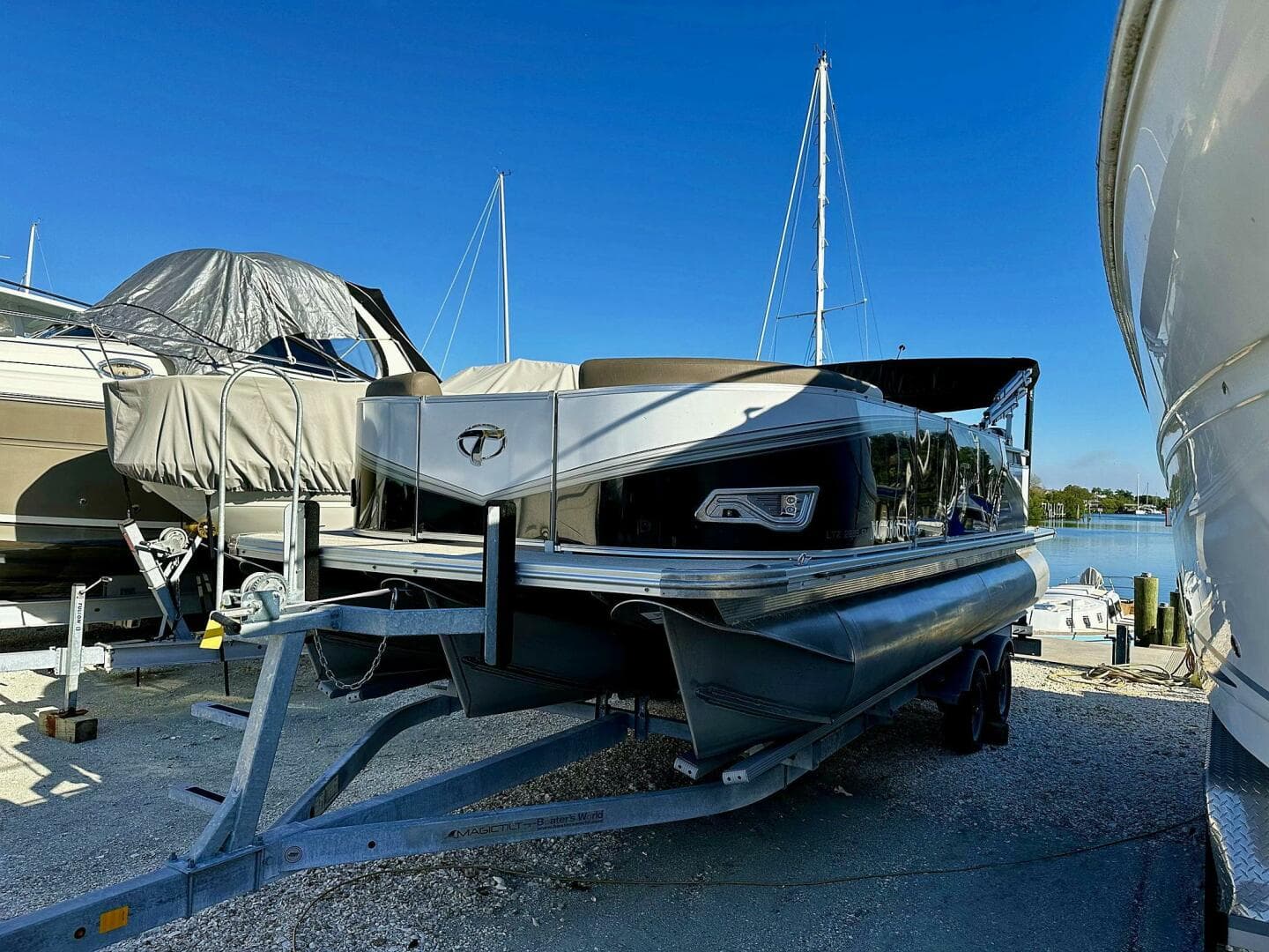 2022 Tahoe Ltz 2285 Ent Tritoon — photo 17