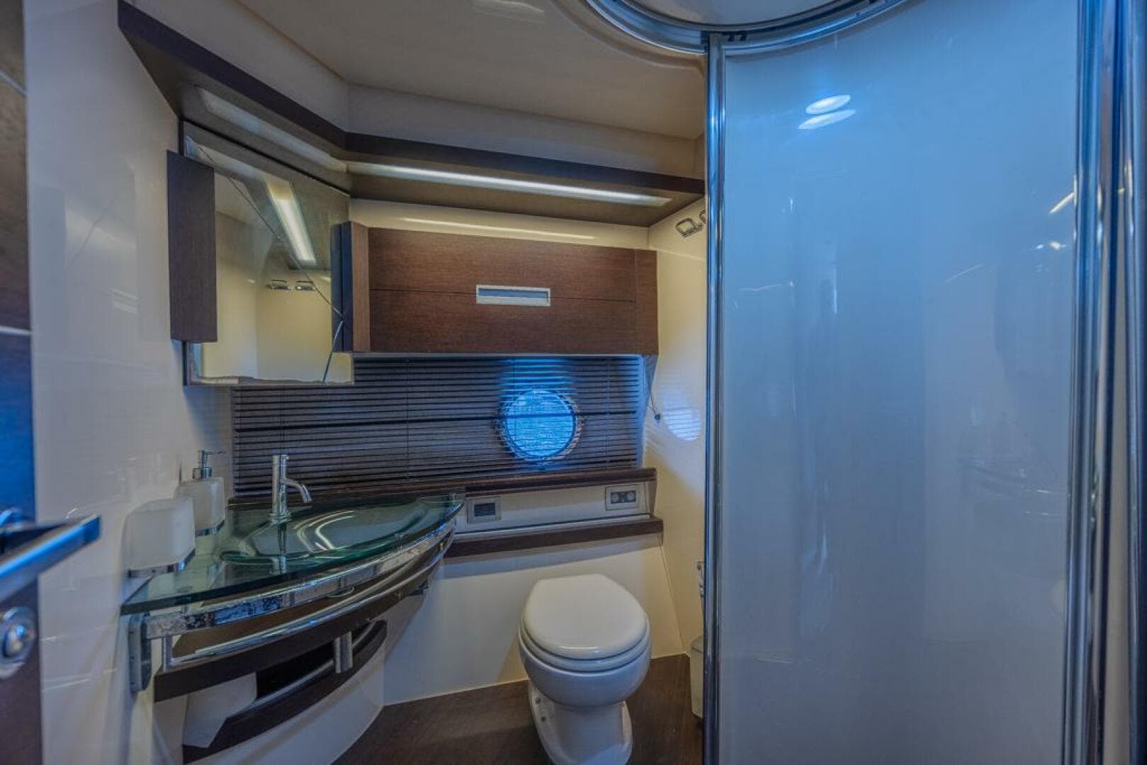 2009 Azimut 68S — photo 29