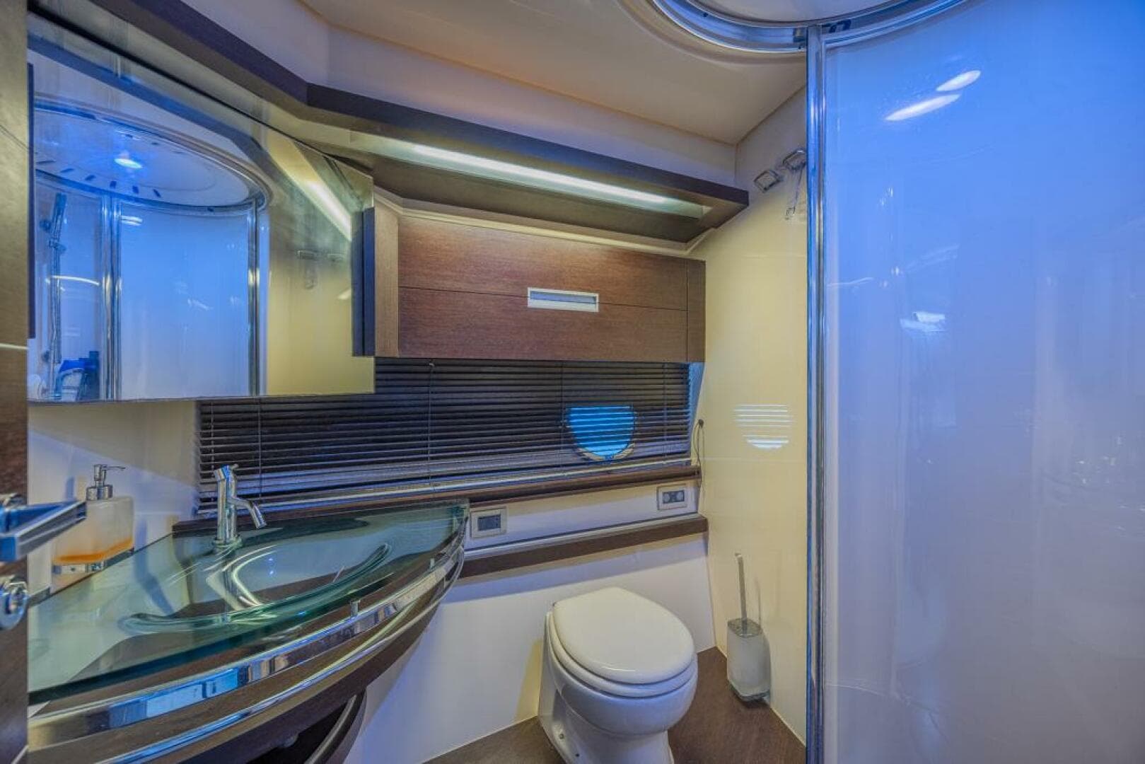 2009 Azimut 68S — photo 23