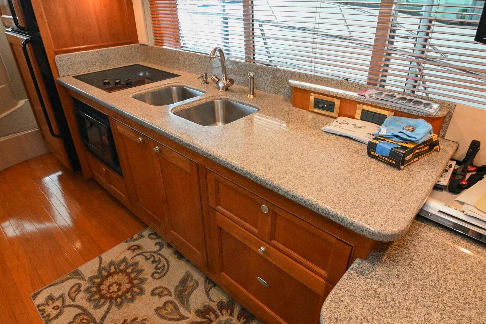 2002 Cruisers Yachts 5000 Sedan Sport — photo 32