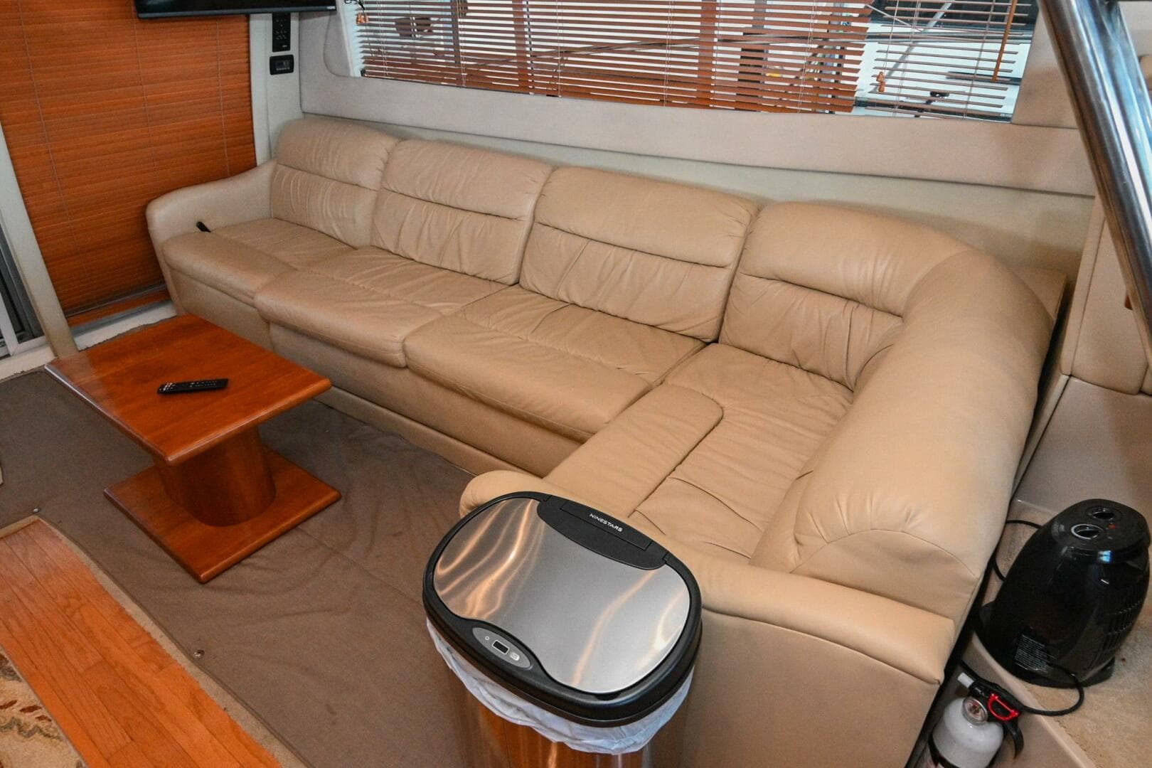 2002 Cruisers Yachts 5000 Sedan Sport — photo 24