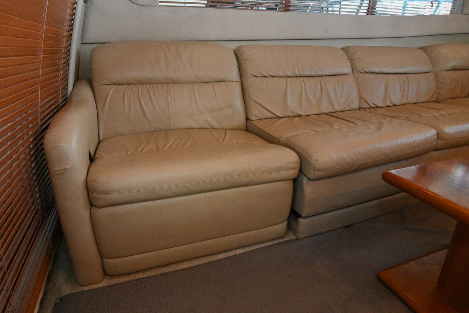 2002 Cruisers Yachts 5000 Sedan Sport — photo 26
