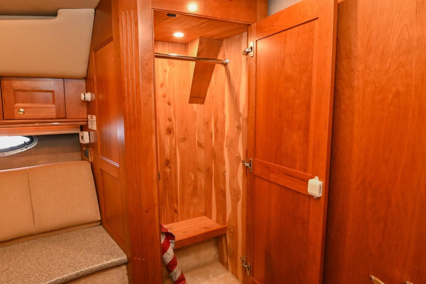 2002 Cruisers Yachts 5000 Sedan Sport — photo 79