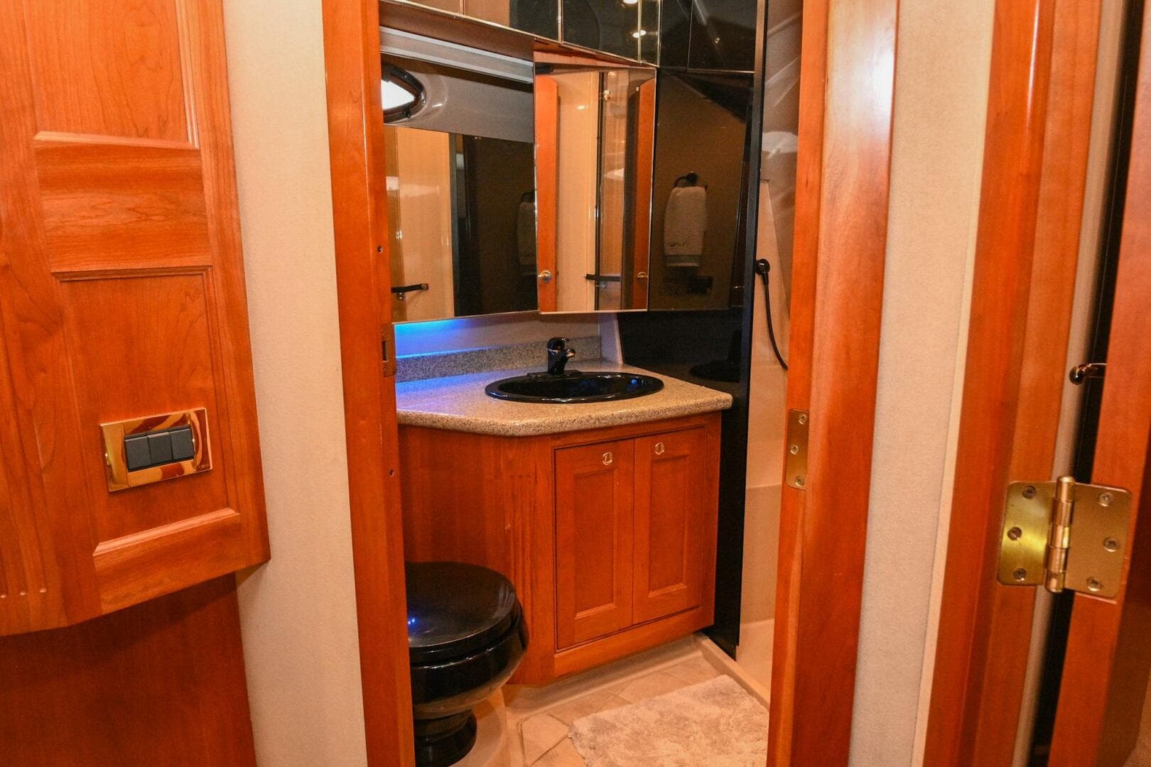 2002 Cruisers Yachts 5000 Sedan Sport — photo 67