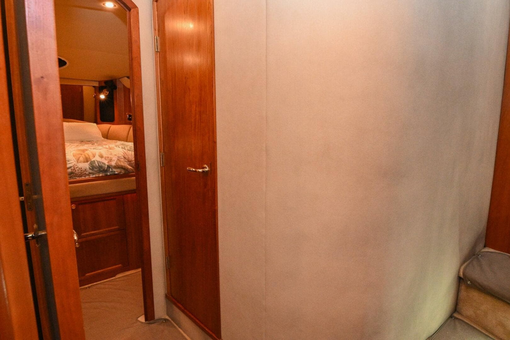 2002 Cruisers Yachts 5000 Sedan Sport — photo 74