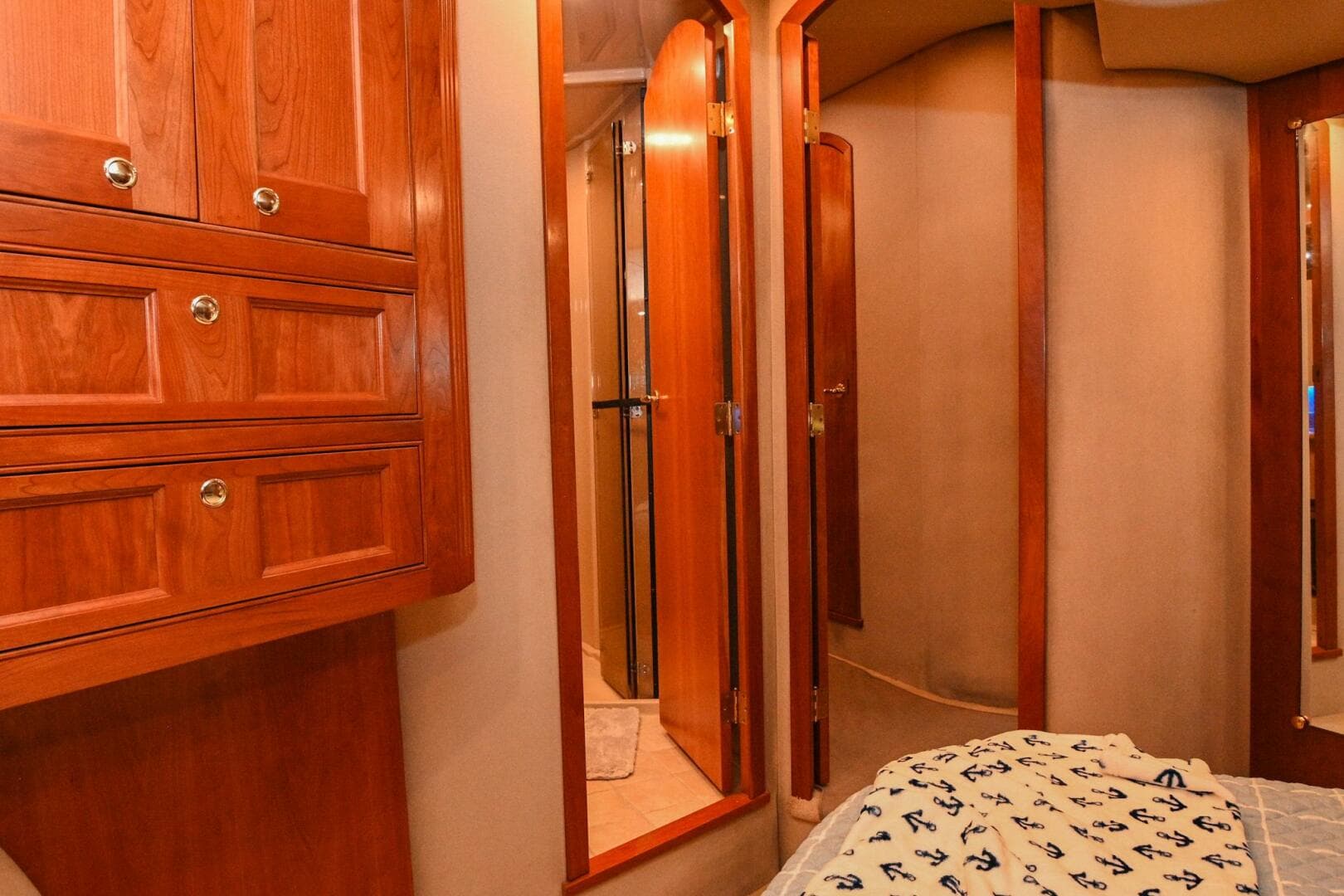 2002 Cruisers Yachts 5000 Sedan Sport — photo 66