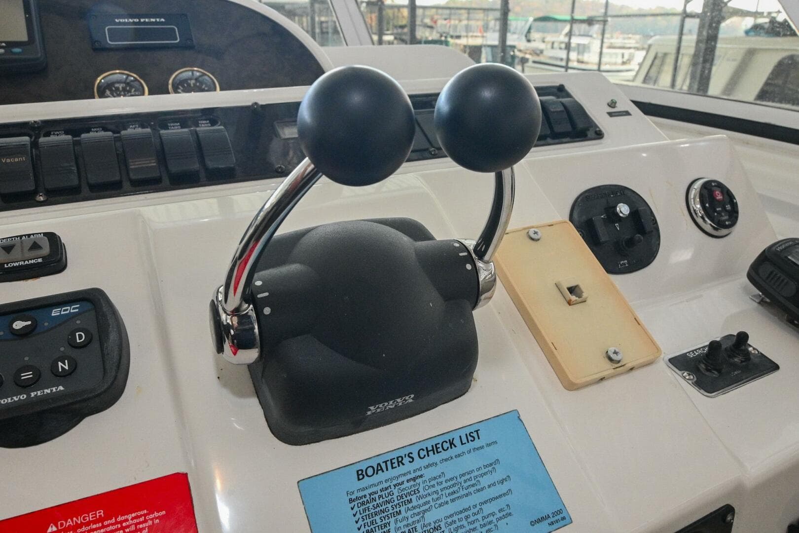 2002 Cruisers Yachts 5000 Sedan Sport — photo 109