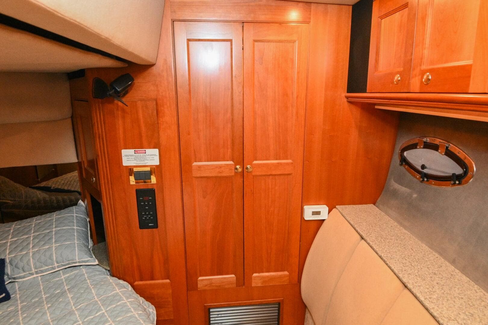 2002 Cruisers Yachts 5000 Sedan Sport — photo 64