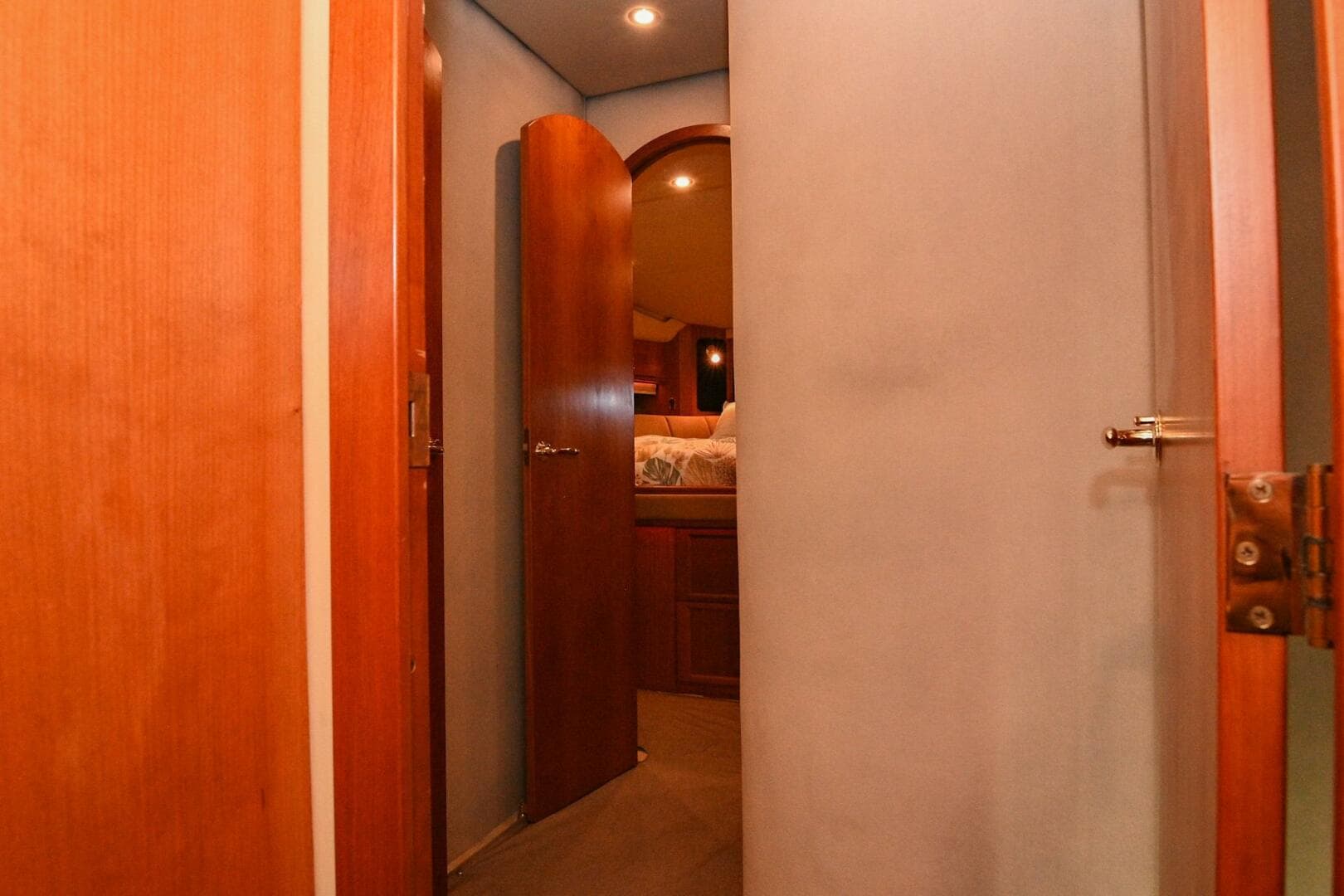 2002 Cruisers Yachts 5000 Sedan Sport — photo 59