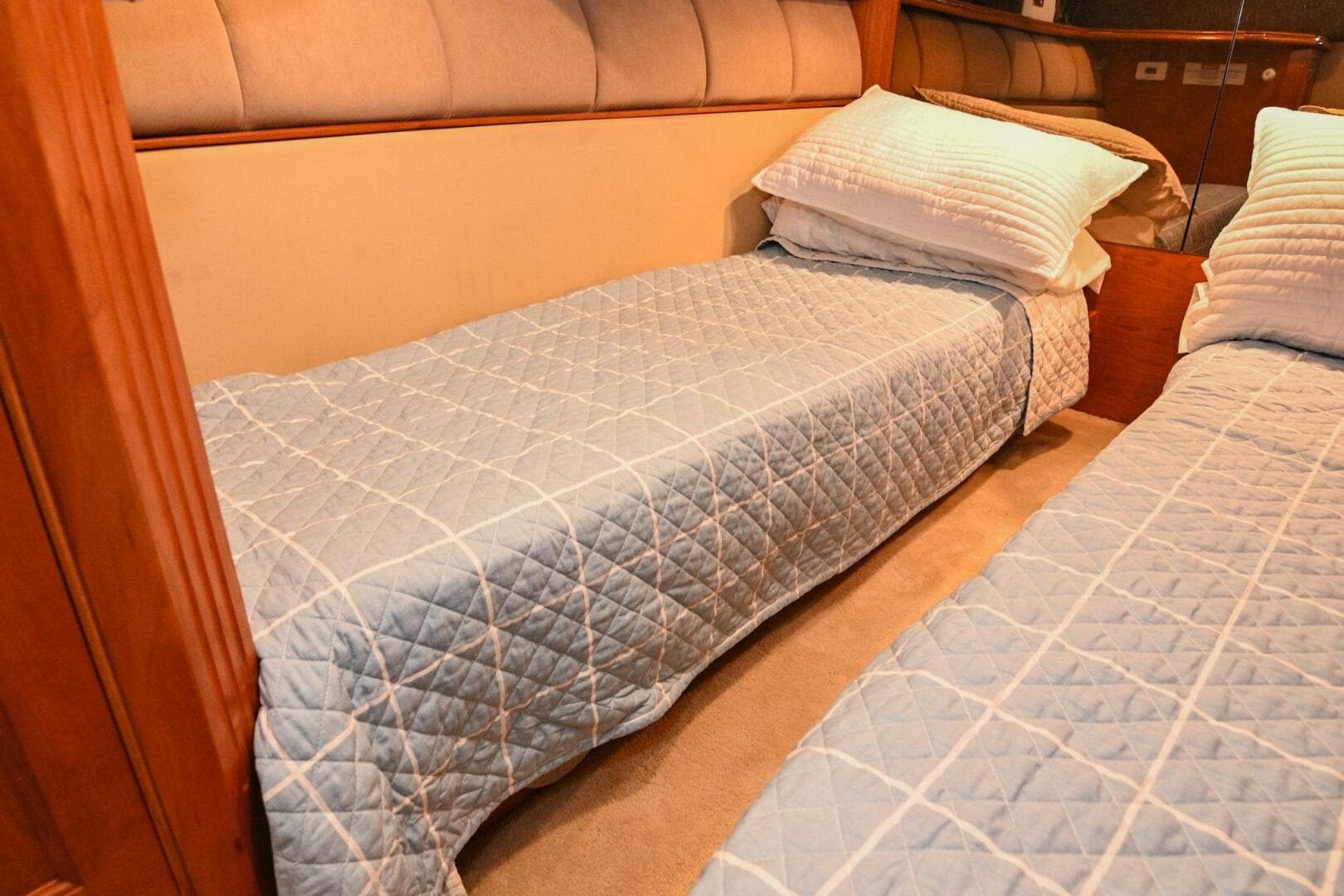 2002 Cruisers Yachts 5000 Sedan Sport — photo 55