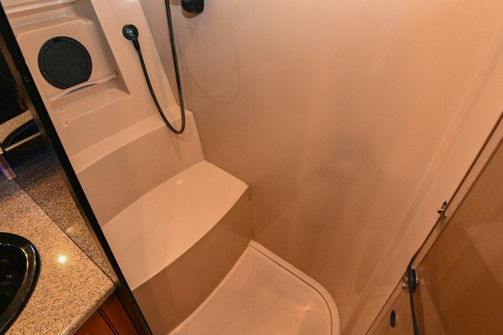 2002 Cruisers Yachts 5000 Sedan Sport — photo 70