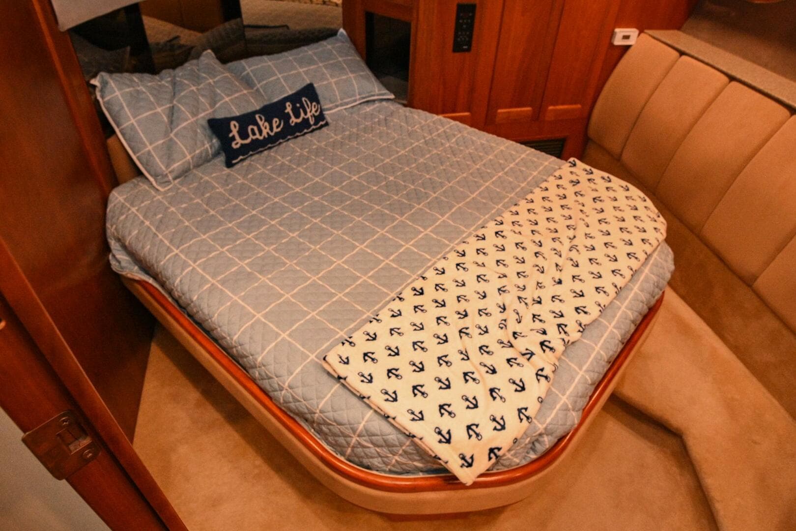 2002 Cruisers Yachts 5000 Sedan Sport — photo 61