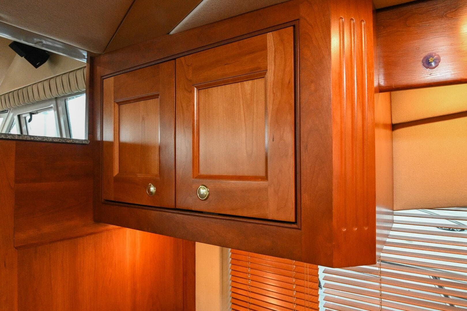 2002 Cruisers Yachts 5000 Sedan Sport — photo 36