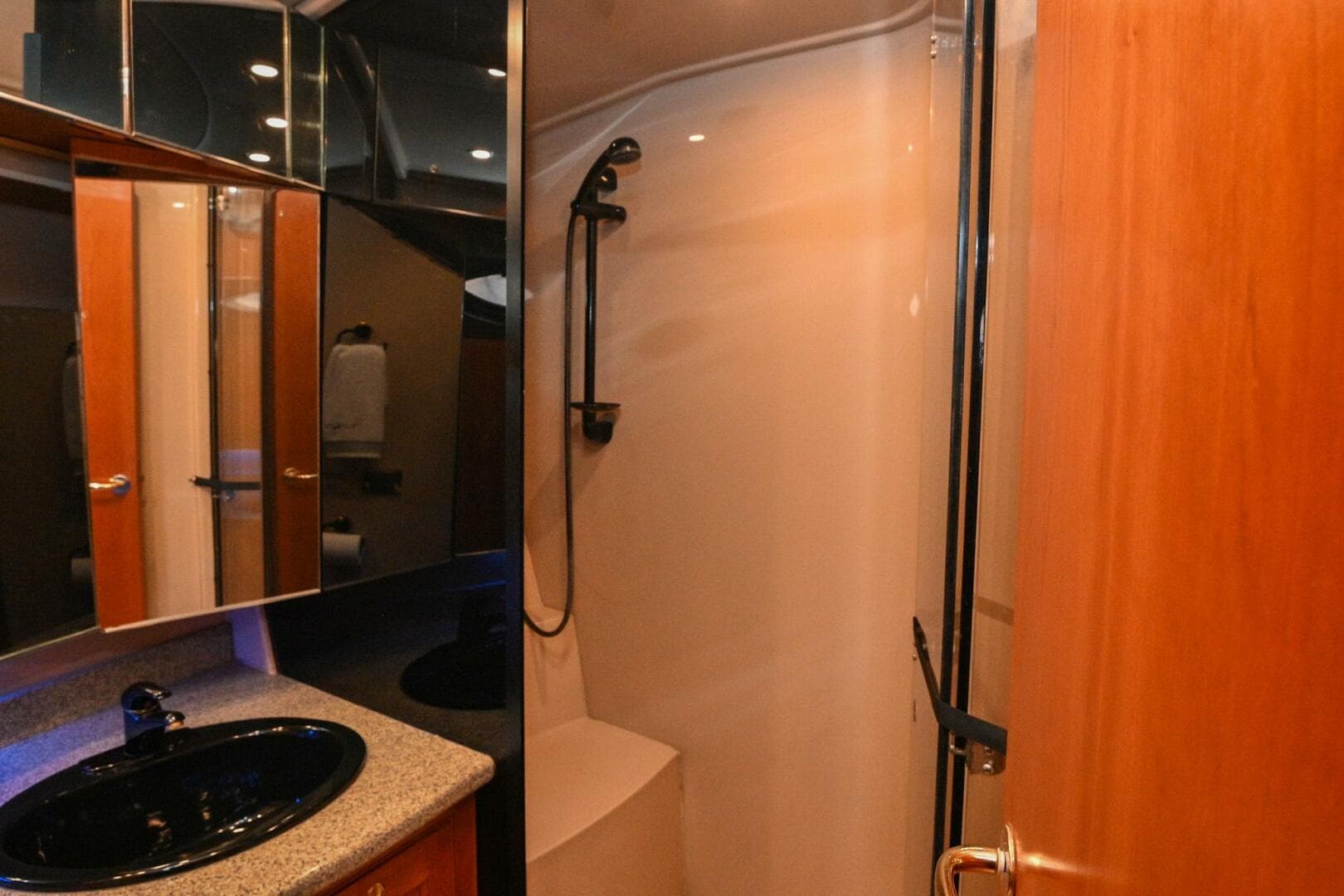 2002 Cruisers Yachts 5000 Sedan Sport — photo 69