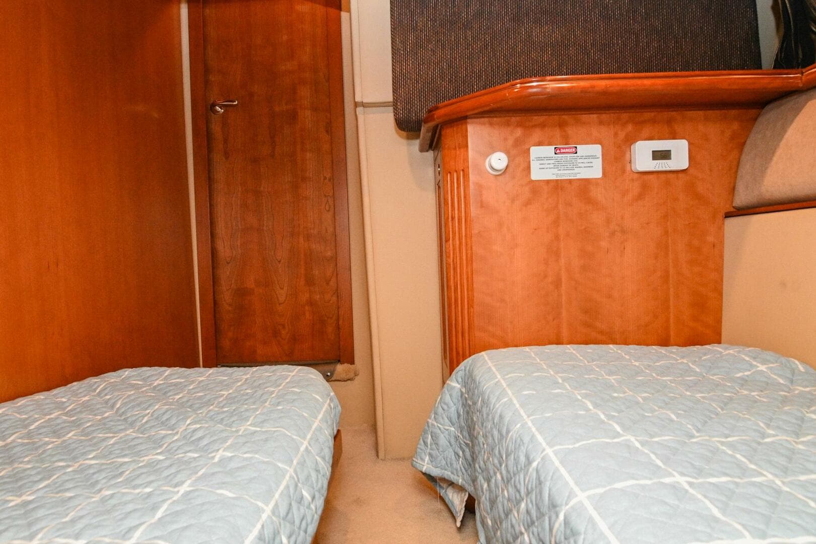 2002 Cruisers Yachts 5000 Sedan Sport — photo 58