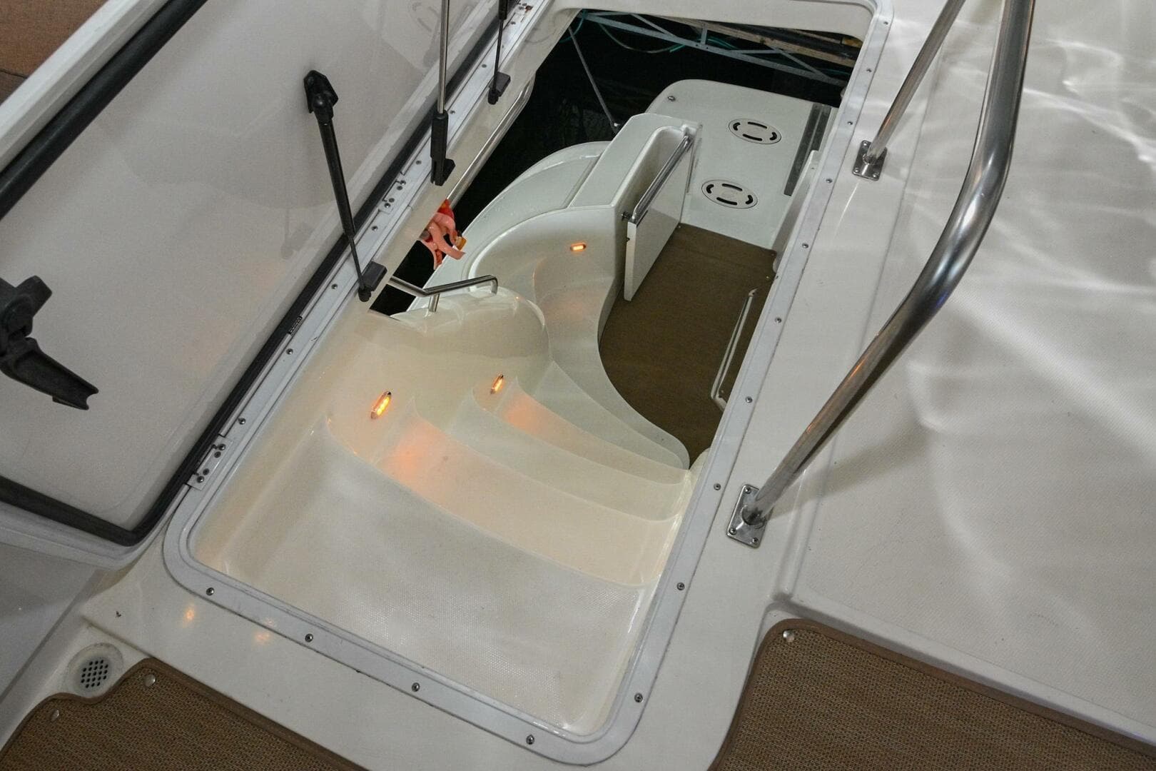 2002 Cruisers Yachts 5000 Sedan Sport — photo 114