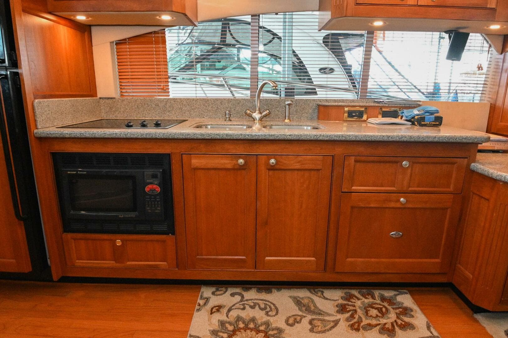 2002 Cruisers Yachts 5000 Sedan Sport — photo 33