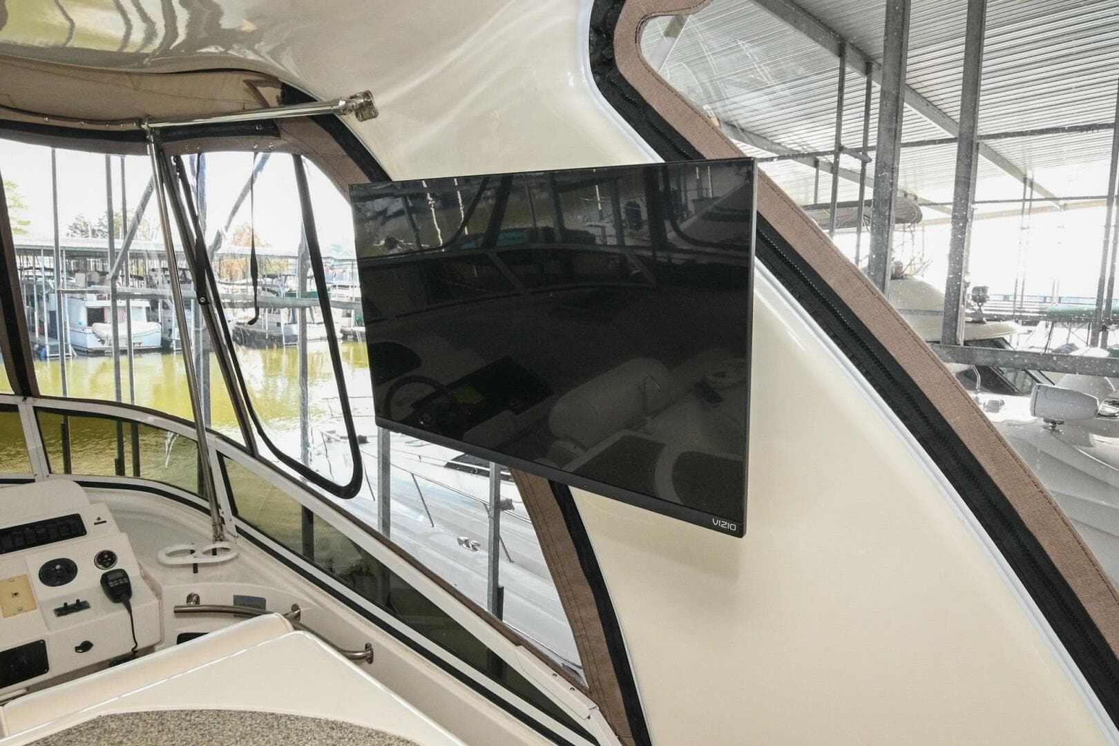 2002 Cruisers Yachts 5000 Sedan Sport — photo 101