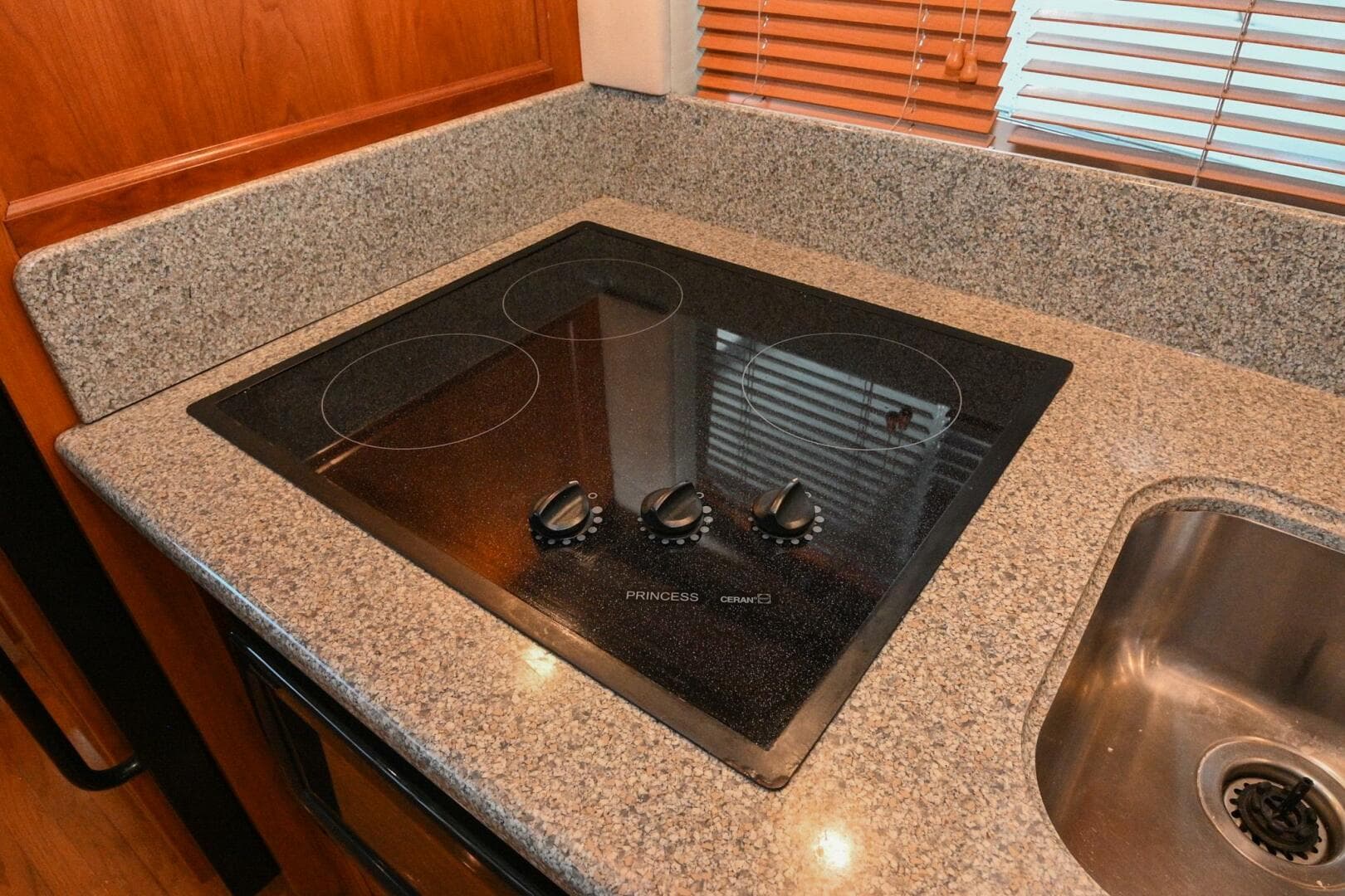 2002 Cruisers Yachts 5000 Sedan Sport — photo 37