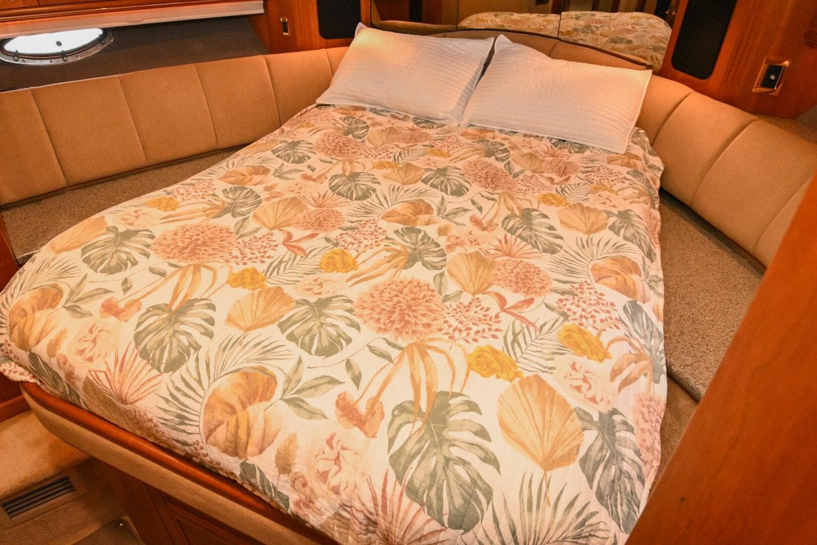 2002 Cruisers Yachts 5000 Sedan Sport — photo 77