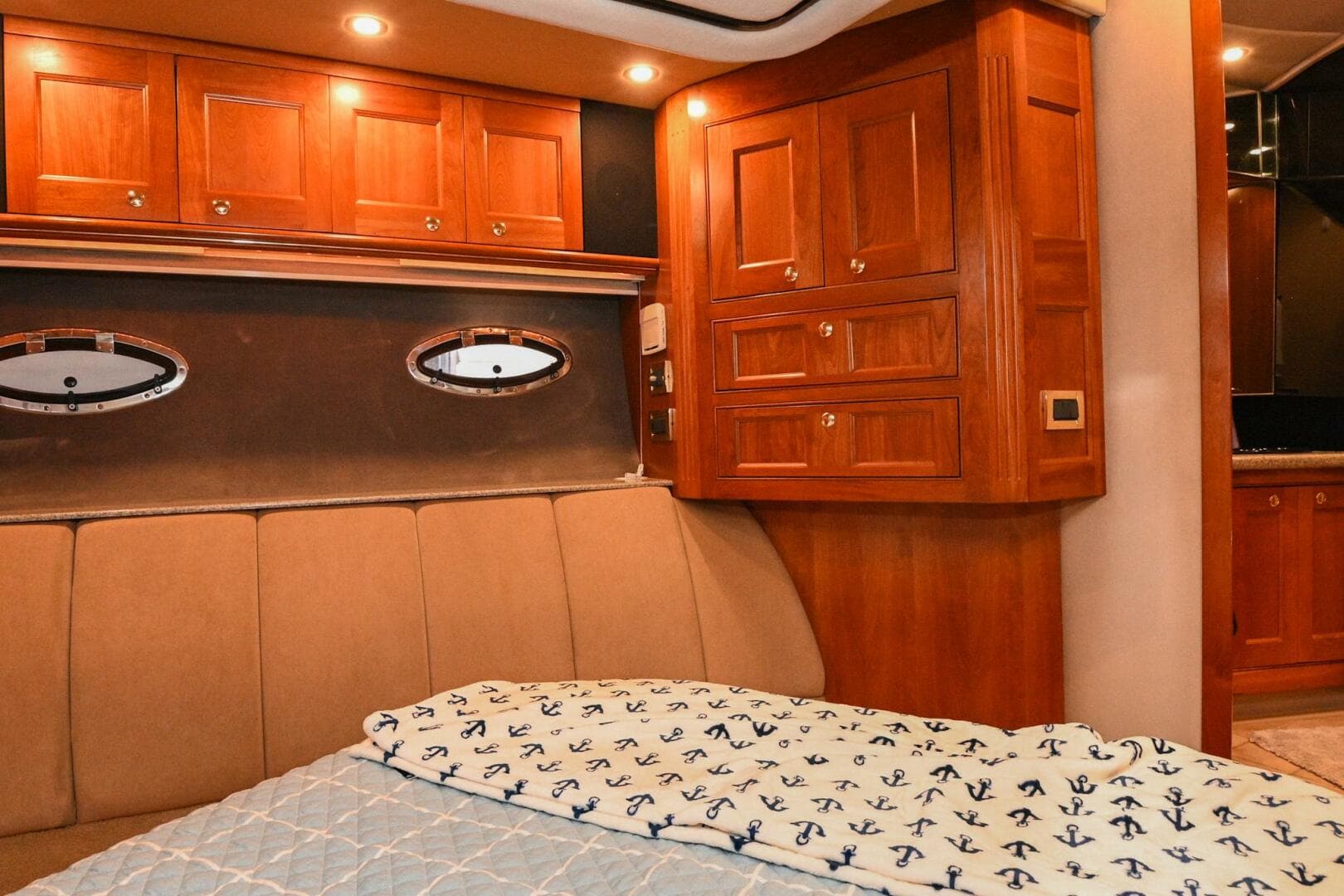 2002 Cruisers Yachts 5000 Sedan Sport — photo 63