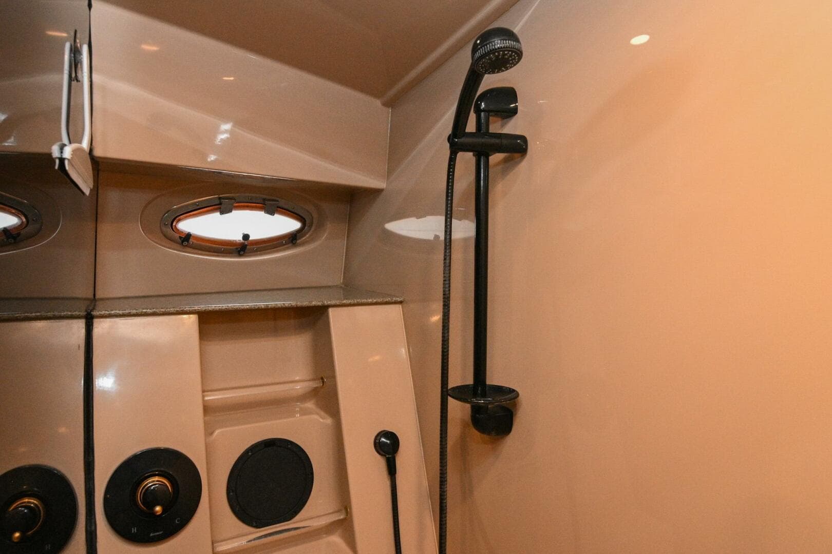 2002 Cruisers Yachts 5000 Sedan Sport — photo 71