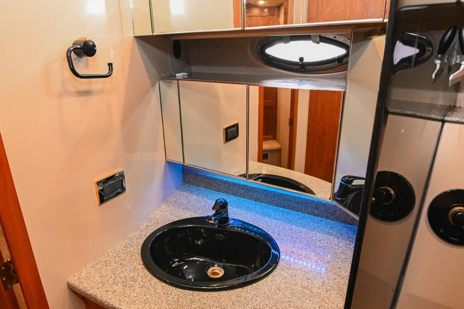 2002 Cruisers Yachts 5000 Sedan Sport — photo 84