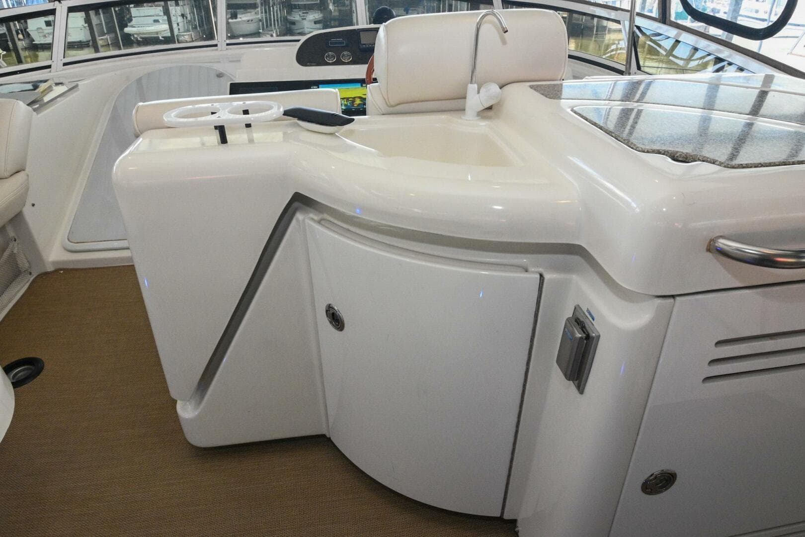 2002 Cruisers Yachts 5000 Sedan Sport — photo 100