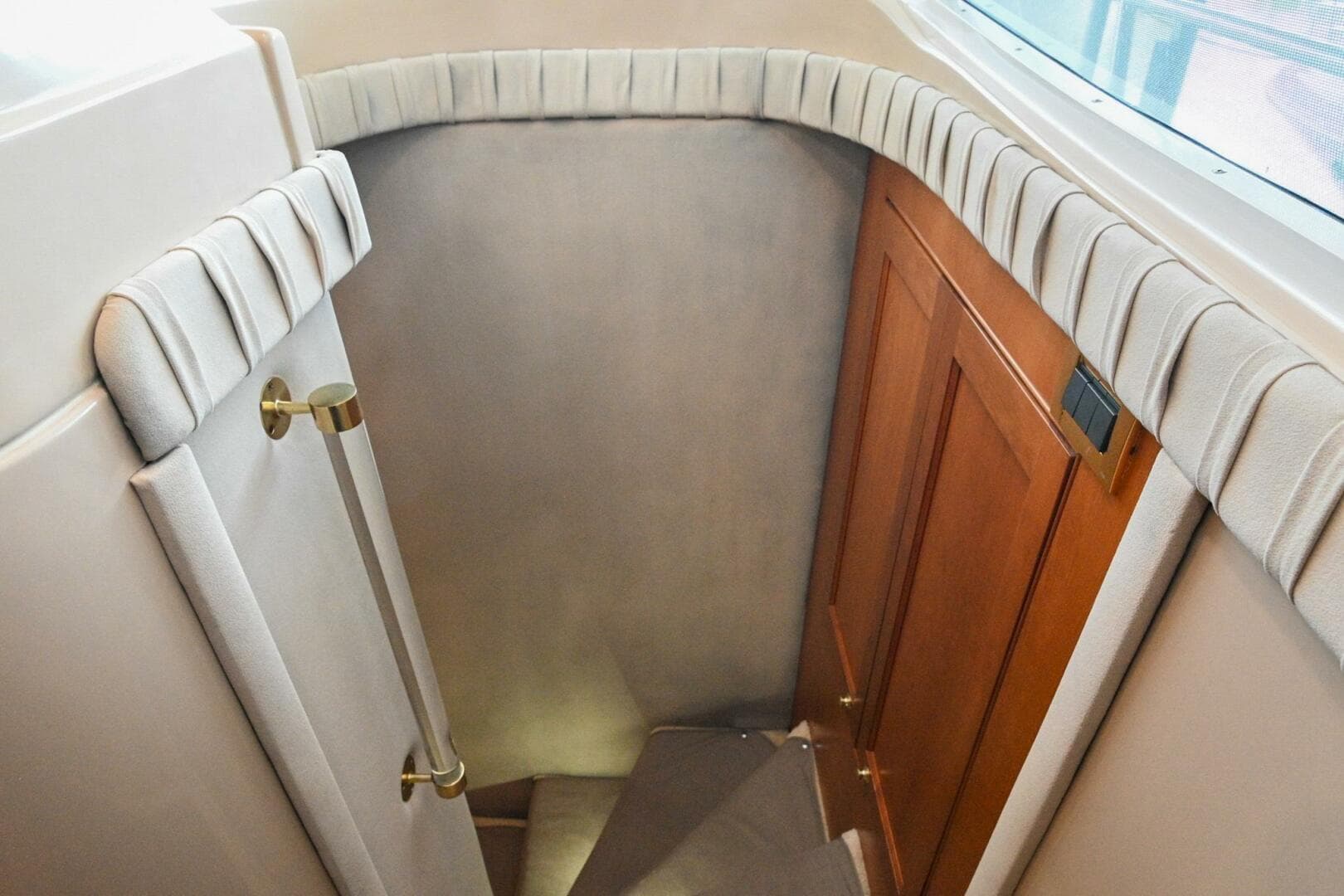 2002 Cruisers Yachts 5000 Sedan Sport — photo 51