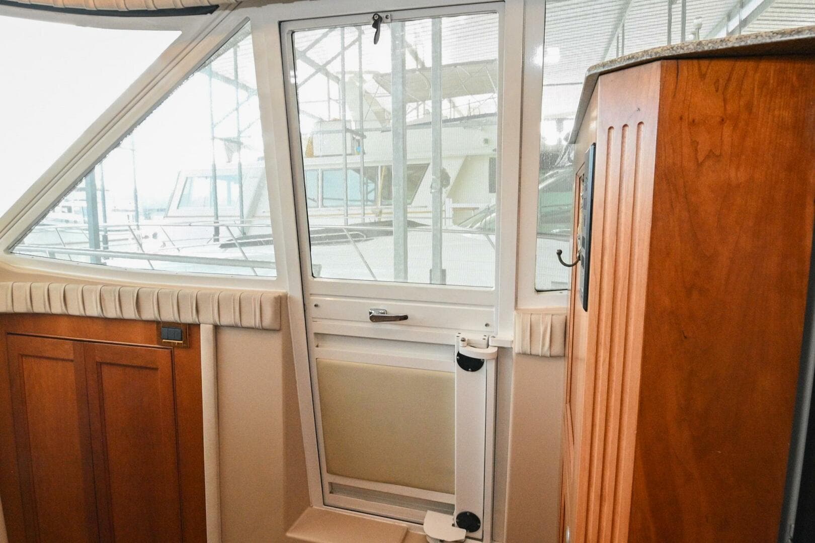 2002 Cruisers Yachts 5000 Sedan Sport — photo 87