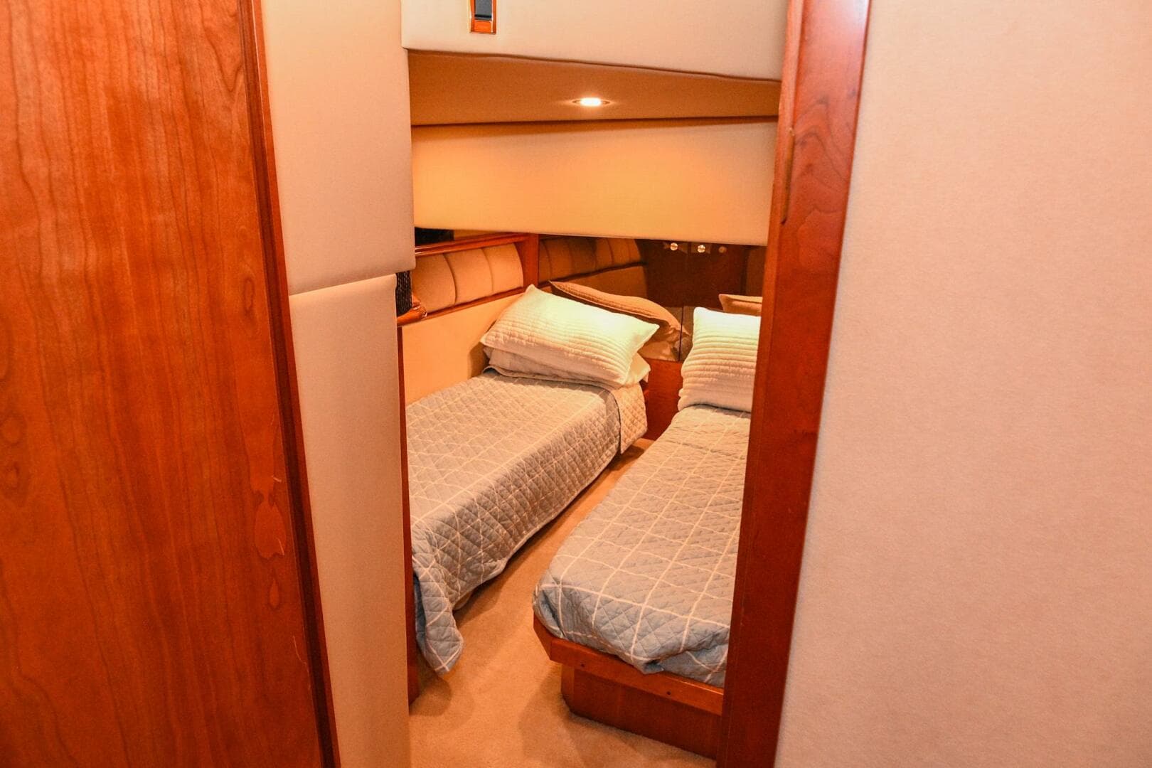 2002 Cruisers Yachts 5000 Sedan Sport — photo 53