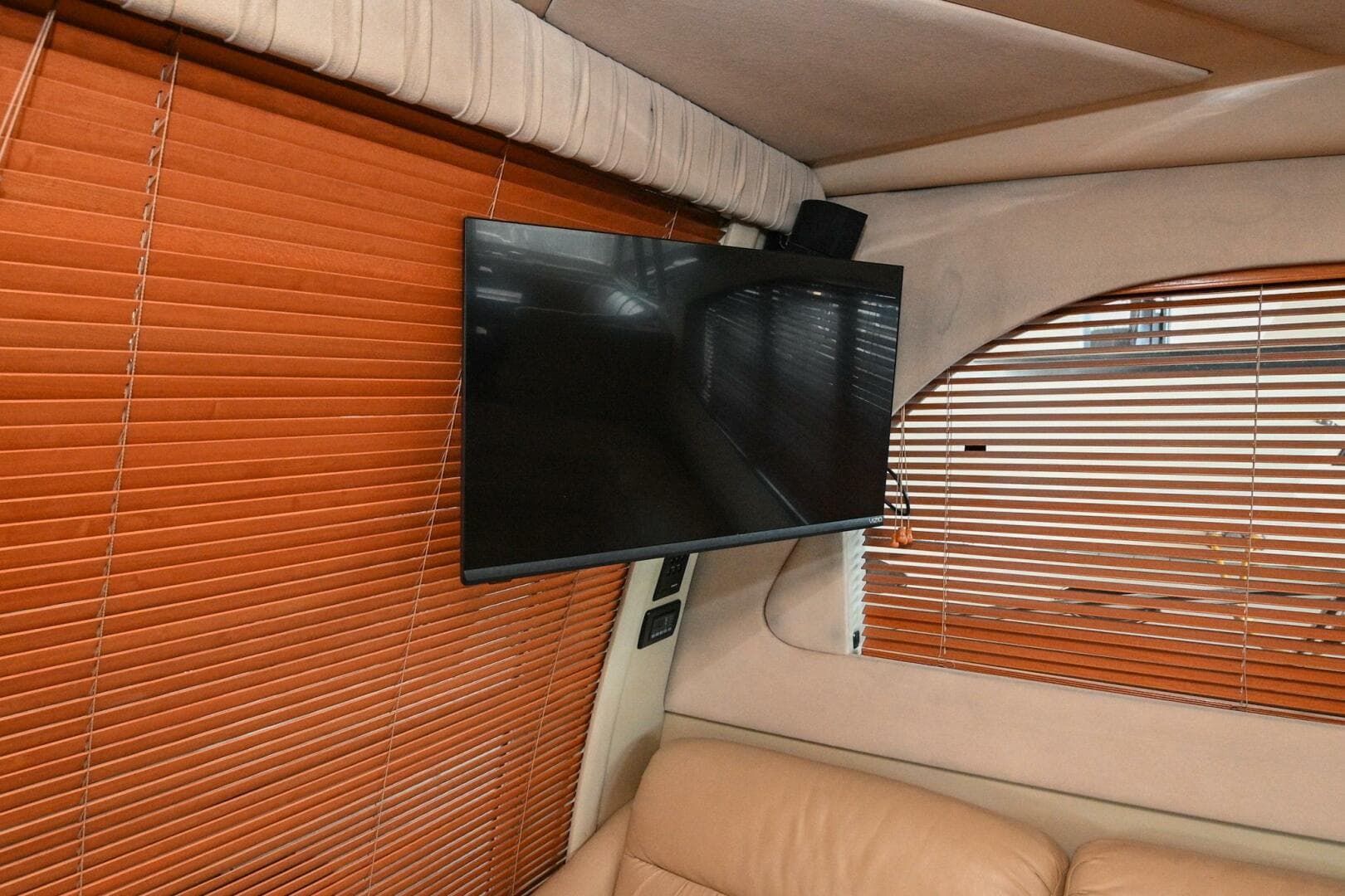 2002 Cruisers Yachts 5000 Sedan Sport — photo 25